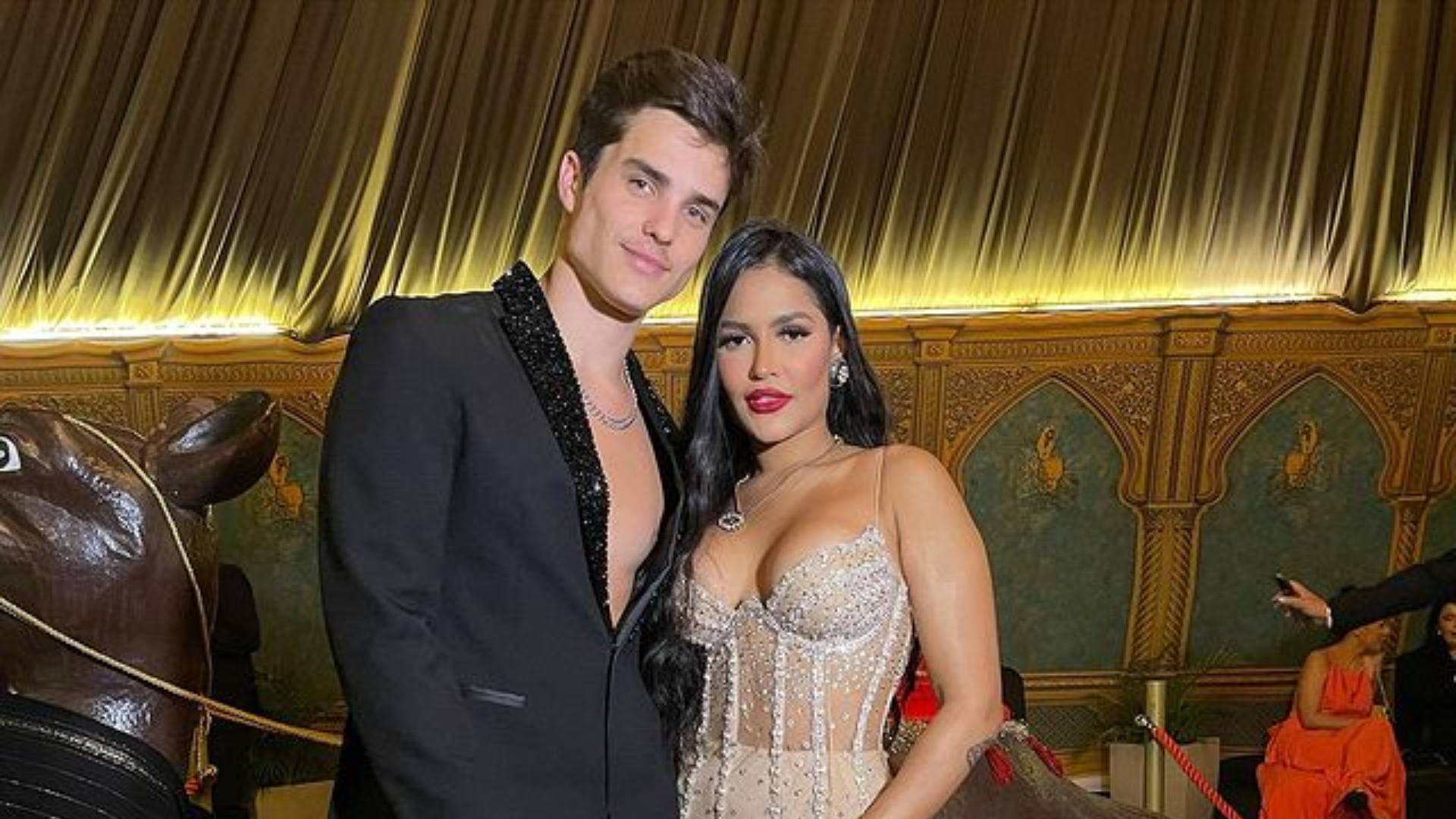 Lá vem a noiva! Durante sua festa, Flay é pedida em casamento