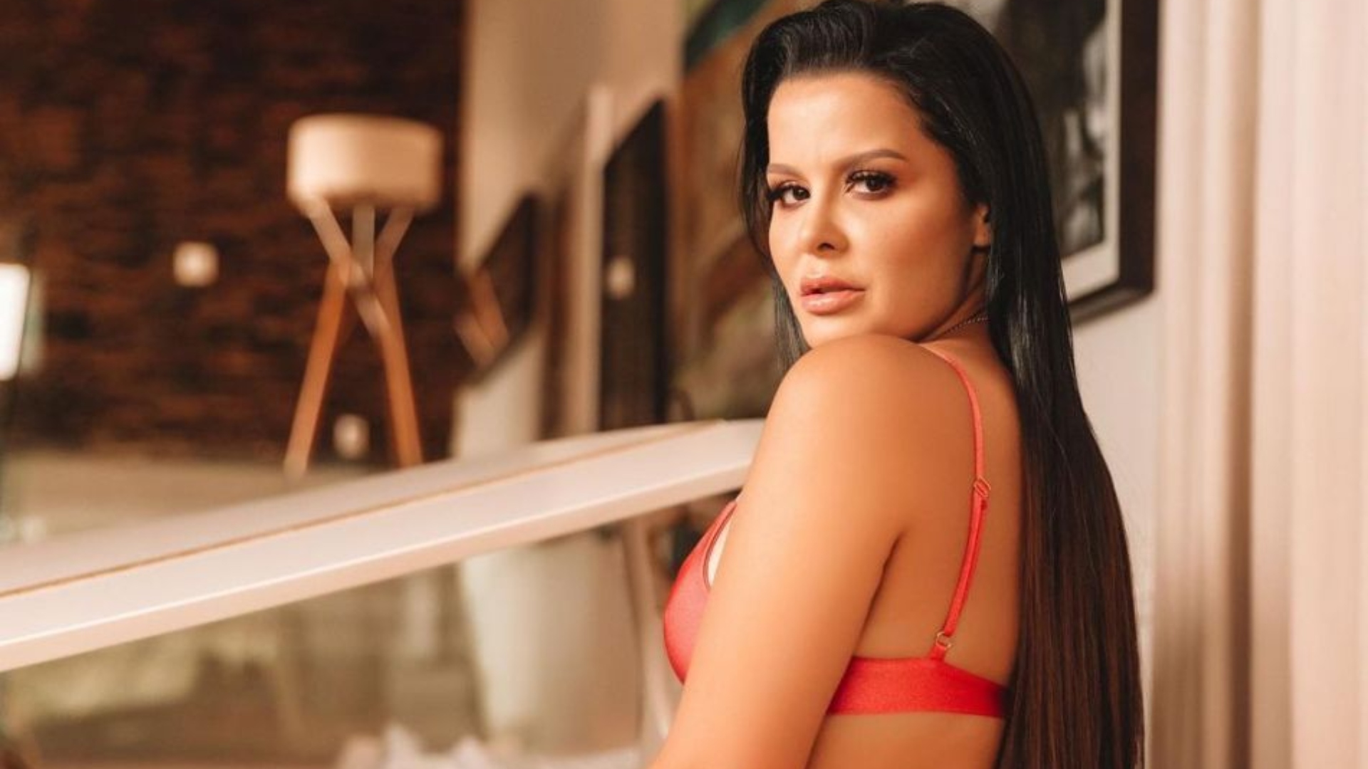 ELA É PODEROSA! Maraisa posa de biquíni vermelho e causa alvoroço na web