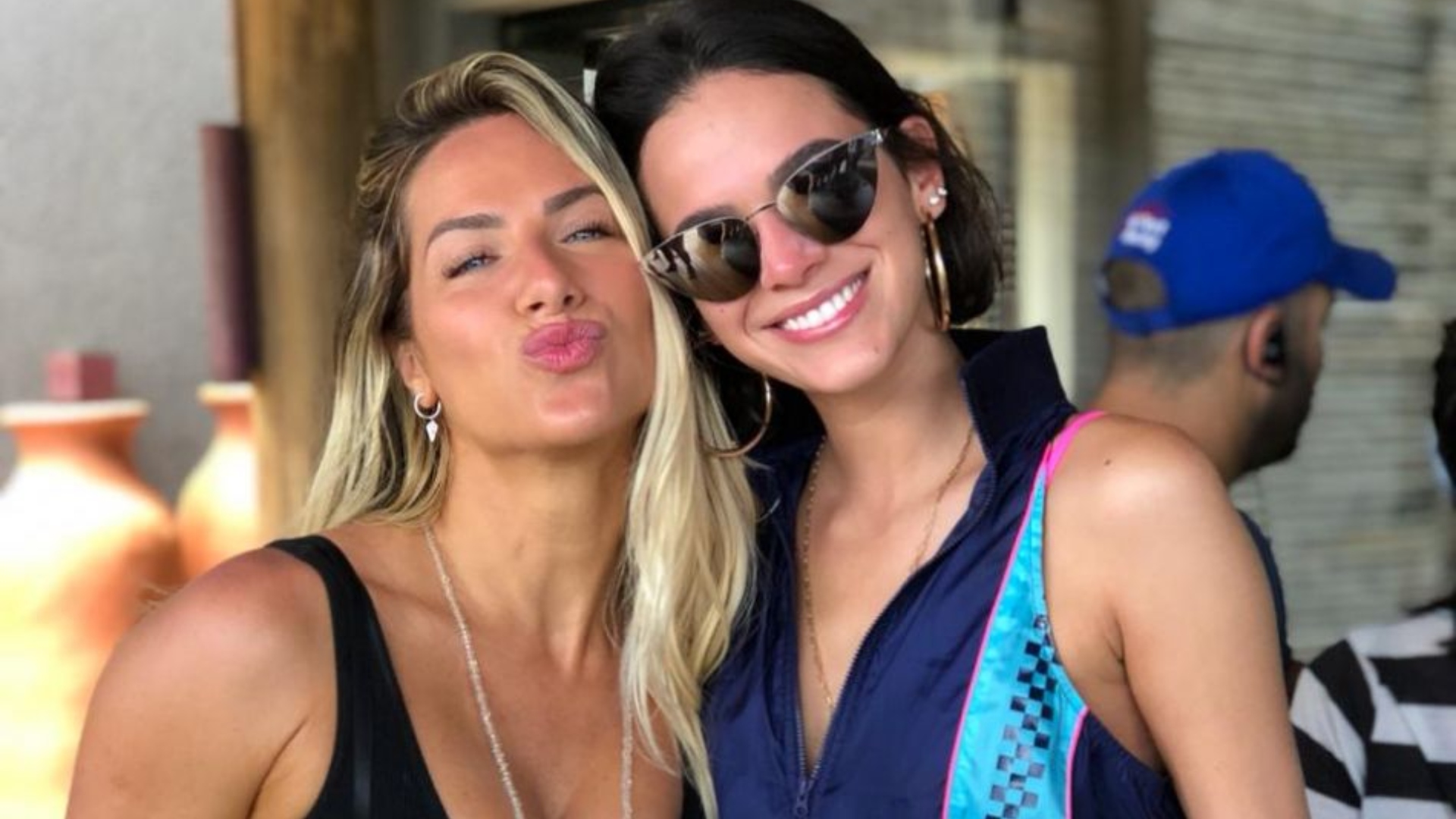 Bruna Marquezine e Giovanna Ewbank ostentam curvas maravilhosas de biquíni estampado