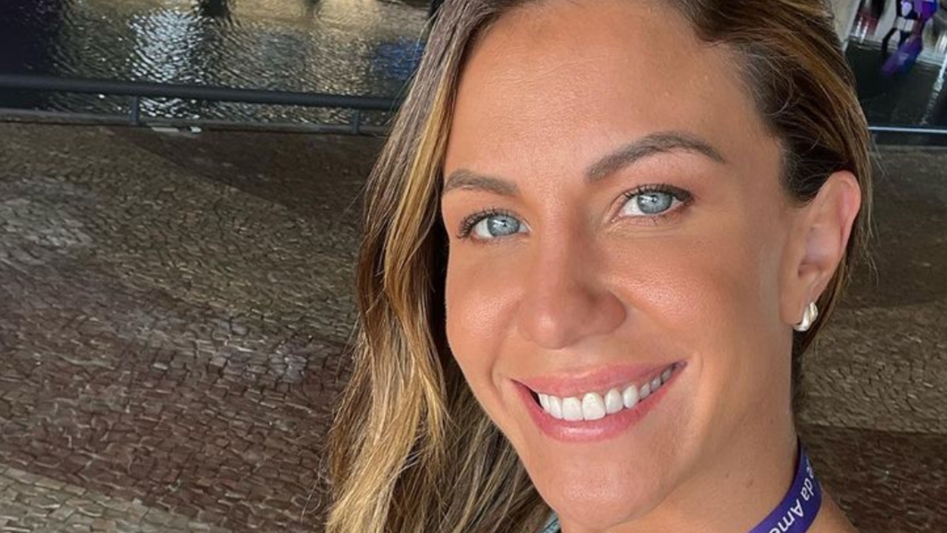 Bárbara Coelho, do ‘Esporte Espetacular’, ostenta curvas exuberantes de biquíni