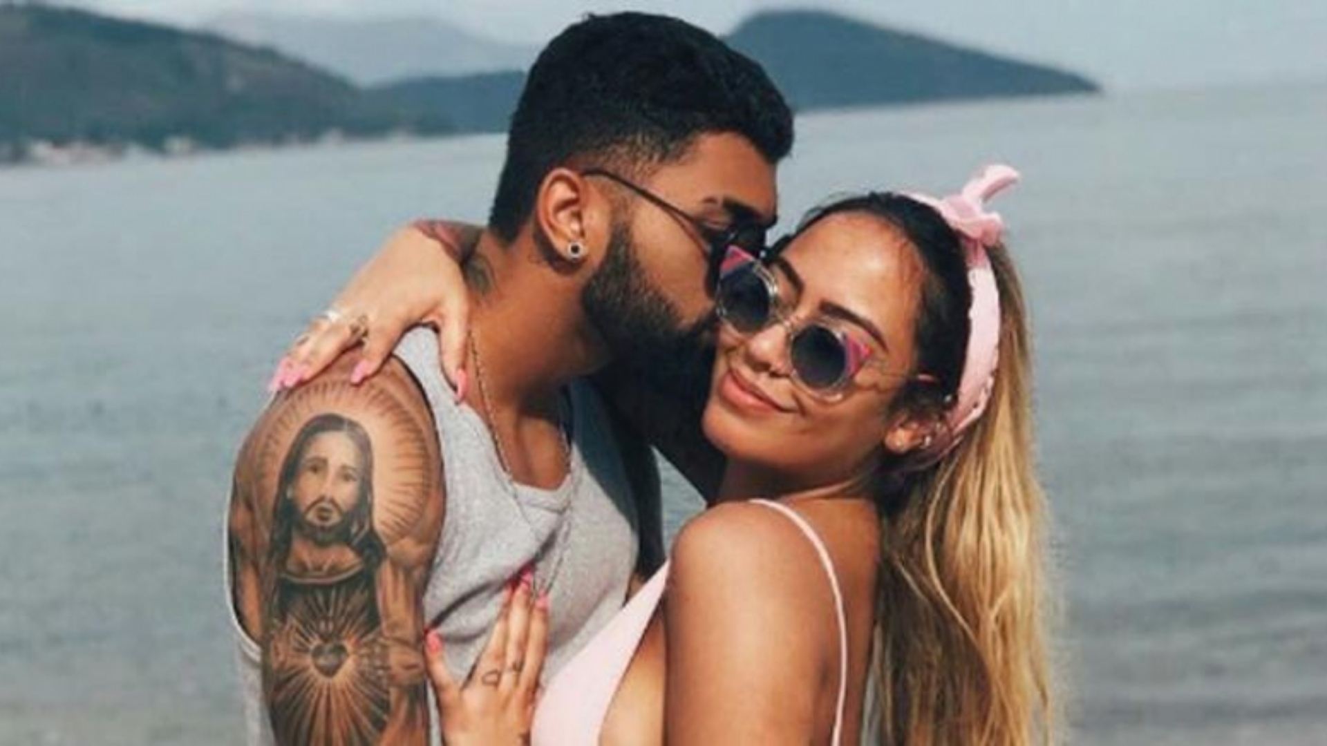 Gabigol posa agarradinho com Rafaella Santos e web aponta volta do casal