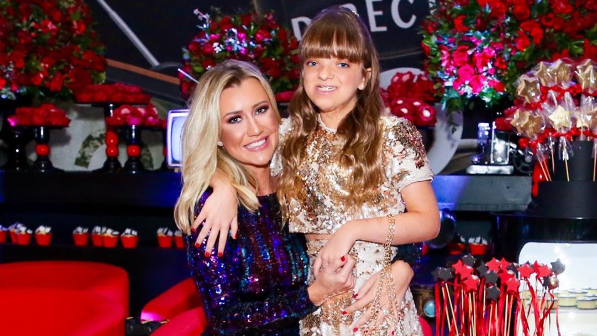 Em clique lindo, Rafaella Justus beija barrigão de grávida de Ana Paula Siebert: “Carnaval das irmãs”