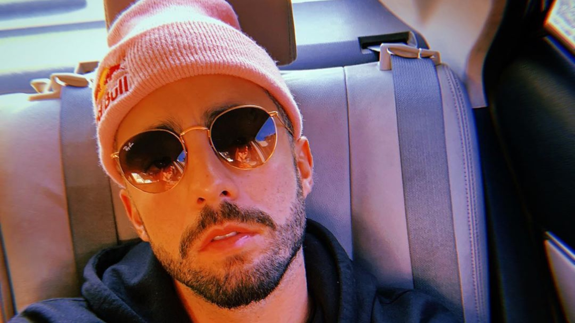 Após ter casa assaltada e pedir paz, Pedro Scooby é chamado de hipócrita e dispara: “Qual o problema de ter carrões?”