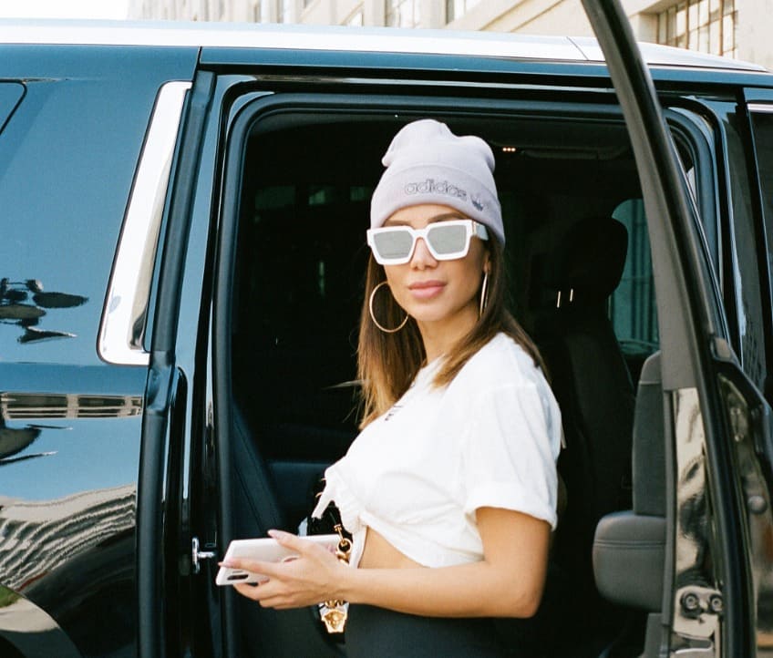Durante a quarentena, Anitta estreia seu próprio programa apresentado em sua casa