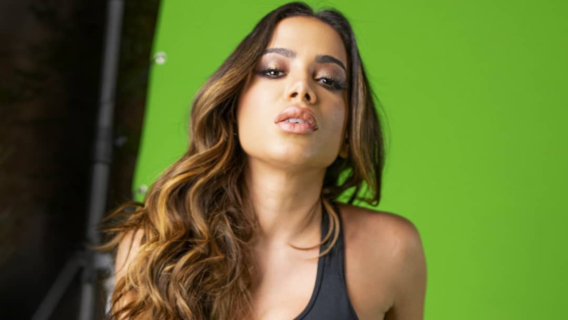 Em isolamento social, Anitta assume que está gostando de ficar em casa e dispara: “Que problema eu tenho?”