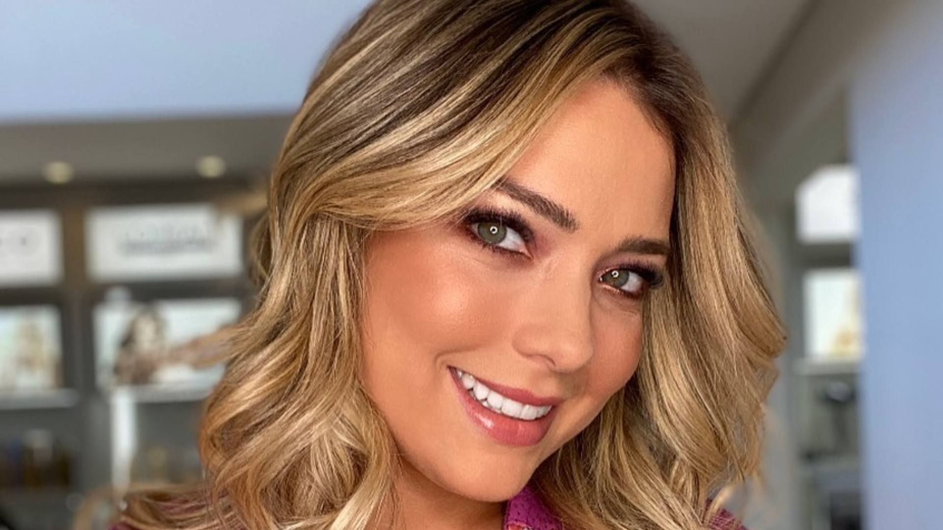 Após duas gestações, Carol Dantas posa de biquíni, não hesita em mostrar corpo real e fã elogia: “Ela é tão verdadeira”