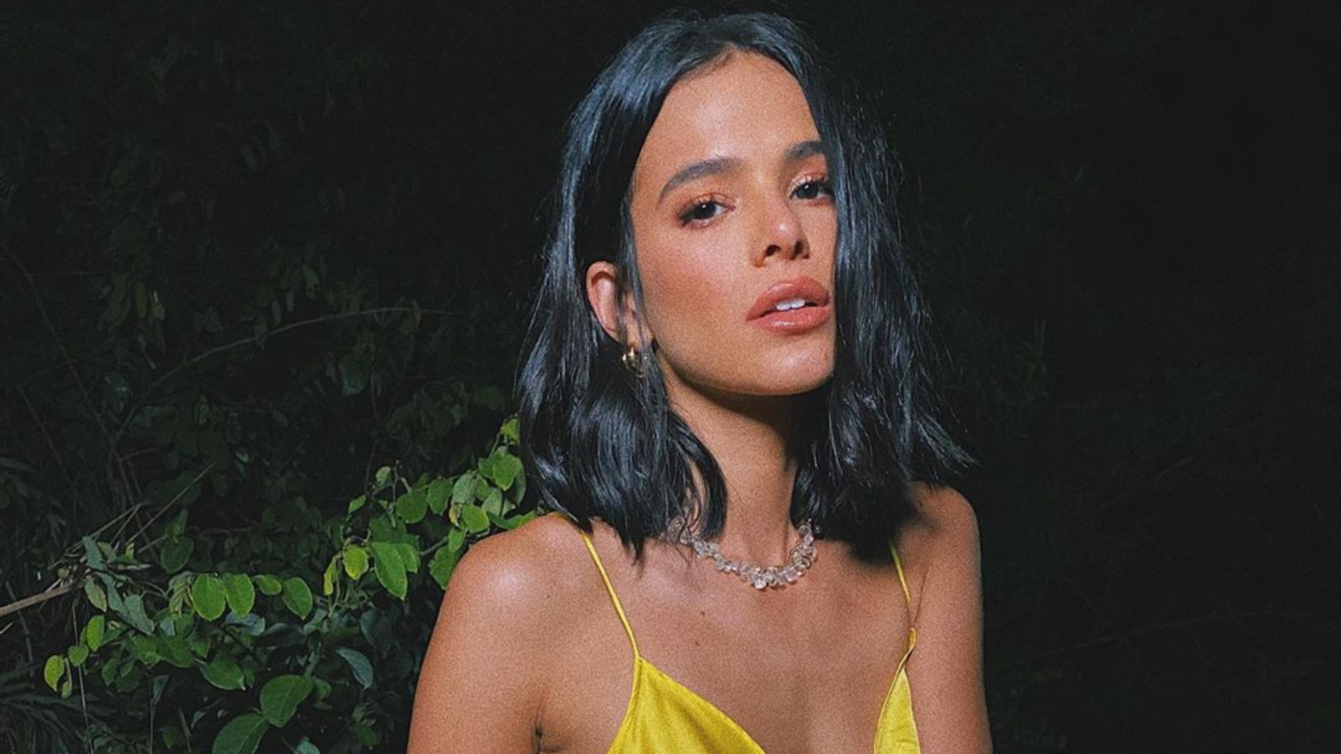 Bruna Marquezine ousa em amarração de biquíni e deixa parte do seio para fora