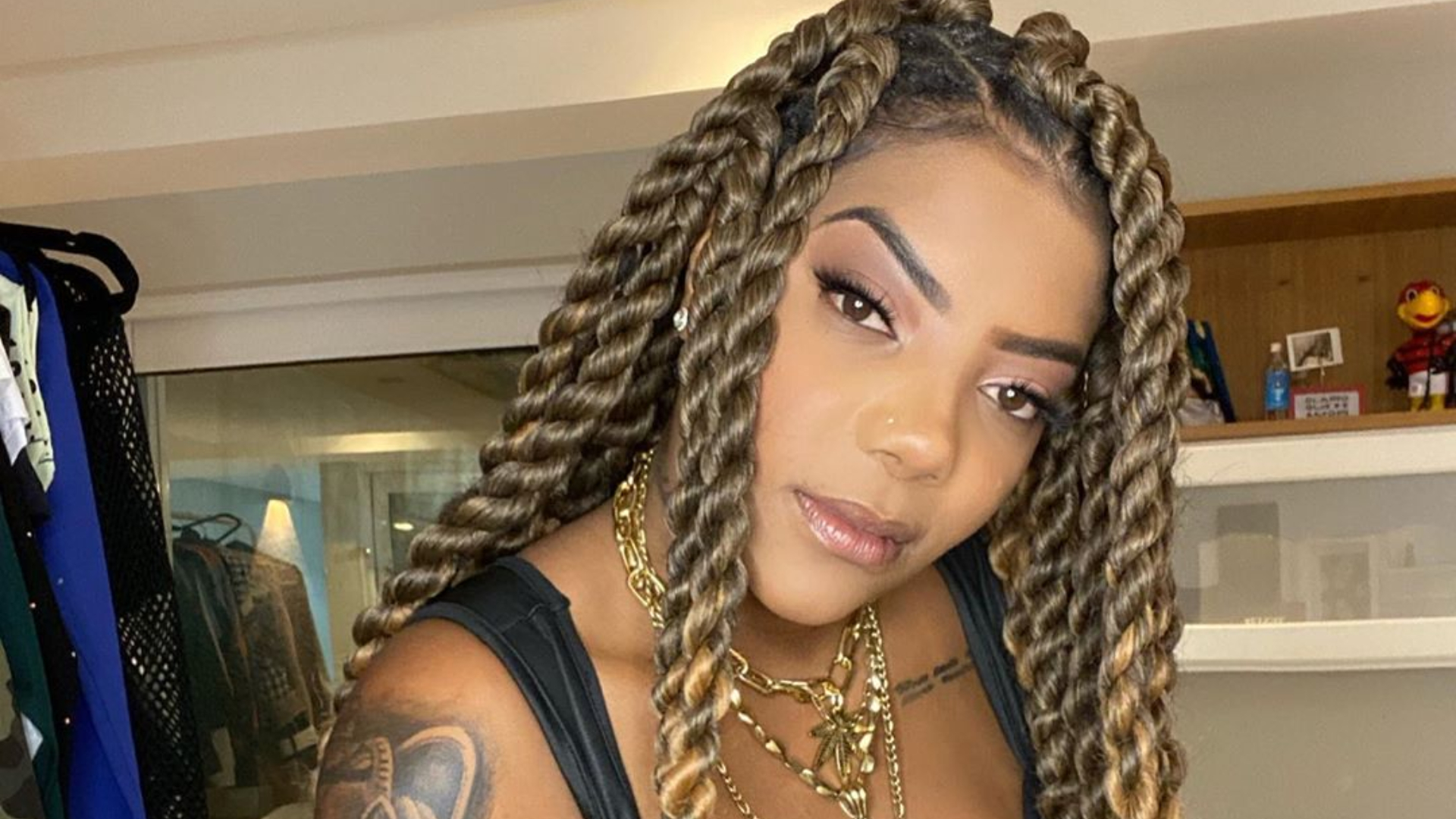 Ludmilla renova bronze e deixa marquinha do biquíni à mostra