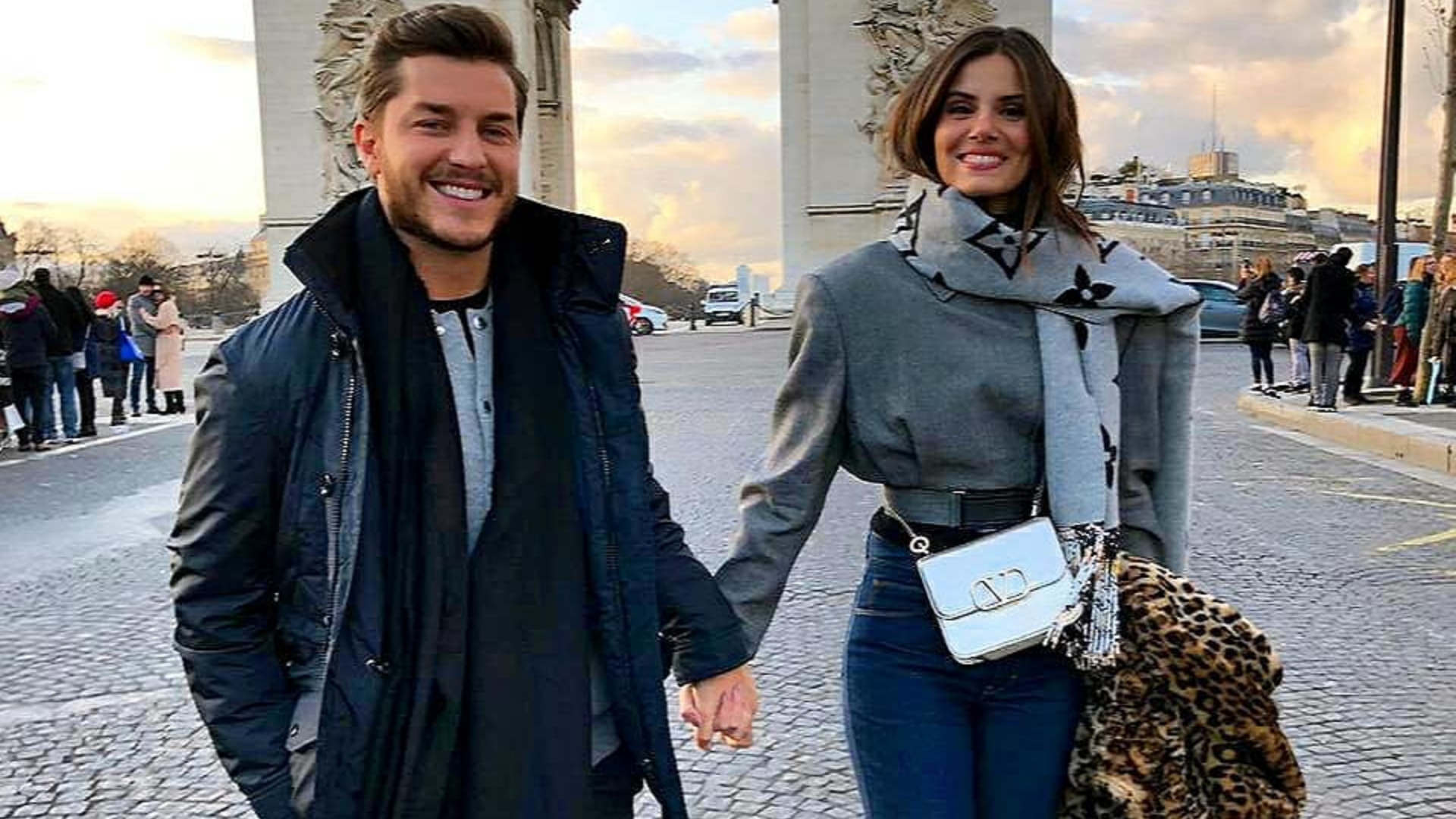 Com fotos do casamento civil, Camila Queiroz e Klebber Toledo comemoram 2 anos de muito amor: “Que dia feliz”
