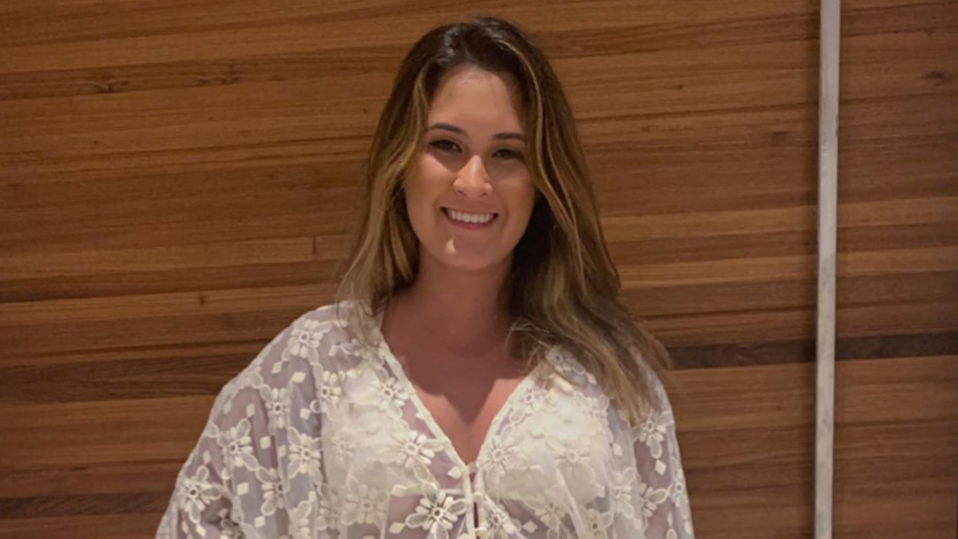 Bia Bonemer posa de biquíni, mostra marquinha de dar inveja e Fátima Bernardes faz comentário divertido