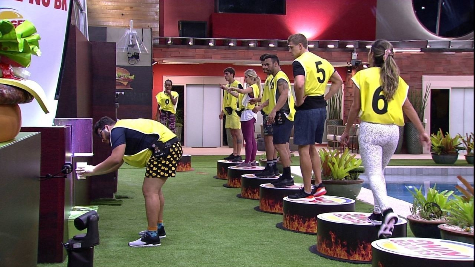 BBB20: Primeira prova de resistência vira a madrugada e deixa internautas eufóricos: “Dormi e acordei e eles estão fazendo a prova”