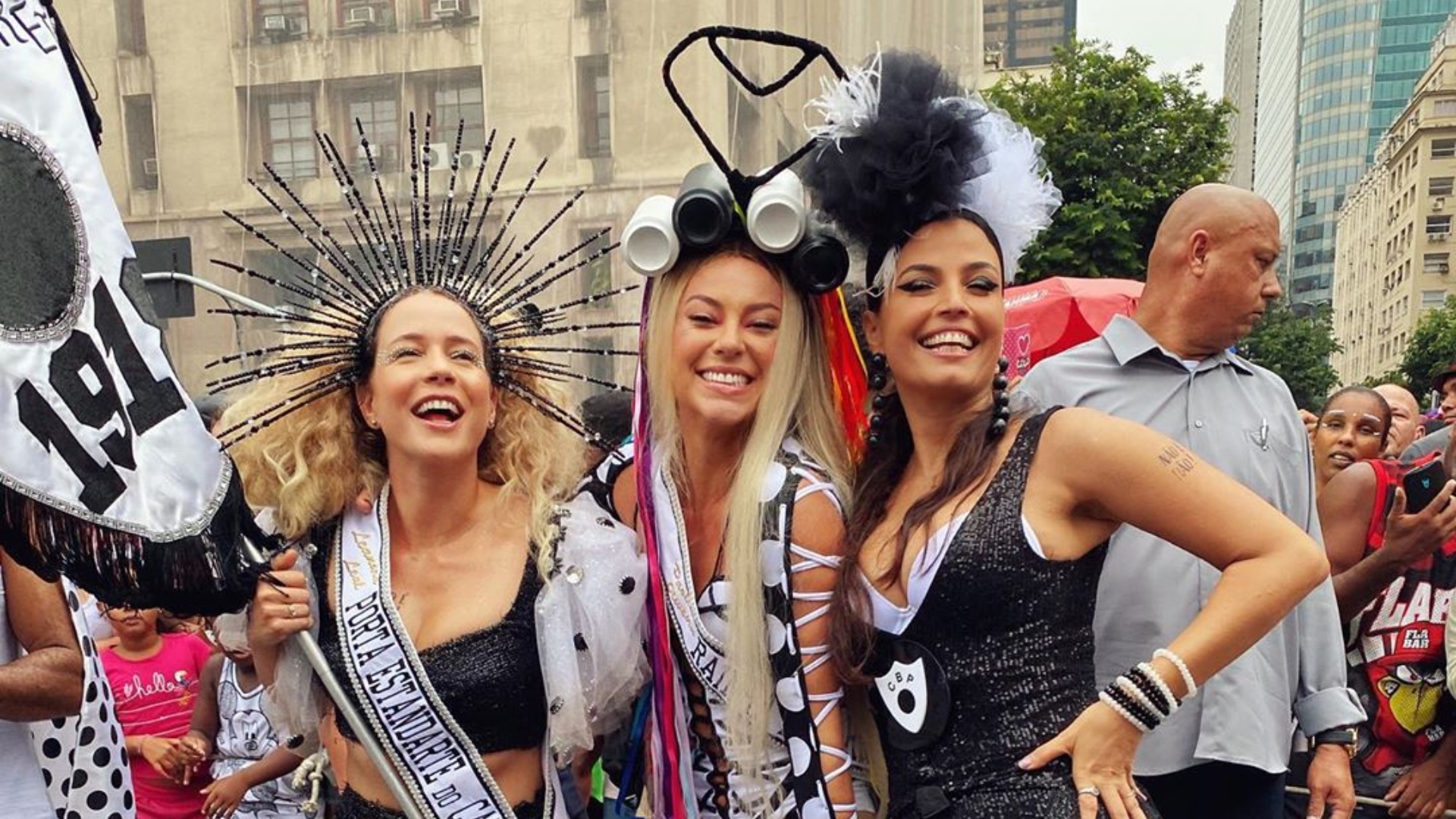 Emanuelle Araujo canta e samba no bloco ‘Cordão da Bola Preta’ ao lado de Paolla Oliveira e Leandra Leal