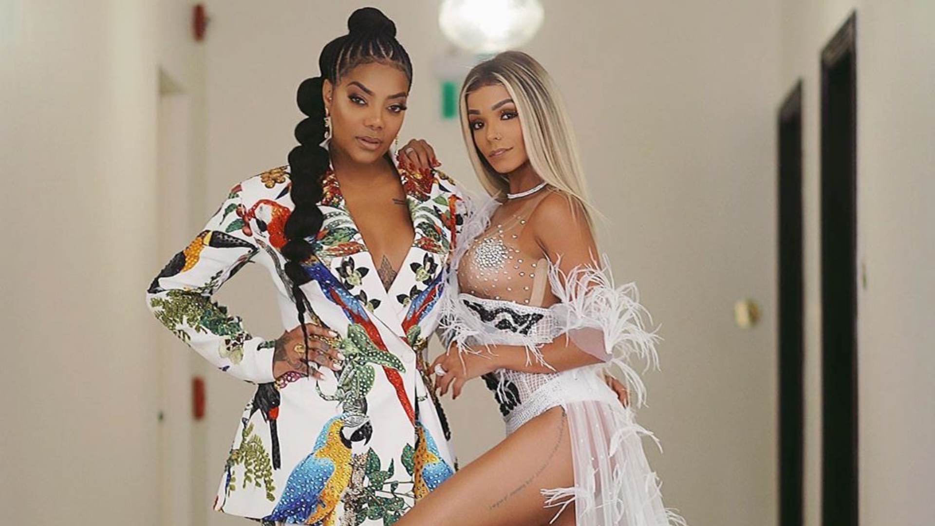 Apaixonadas, Ludmilla e Brunna Gonçalves posam abraçadas e corpão da bailarina chama atenção