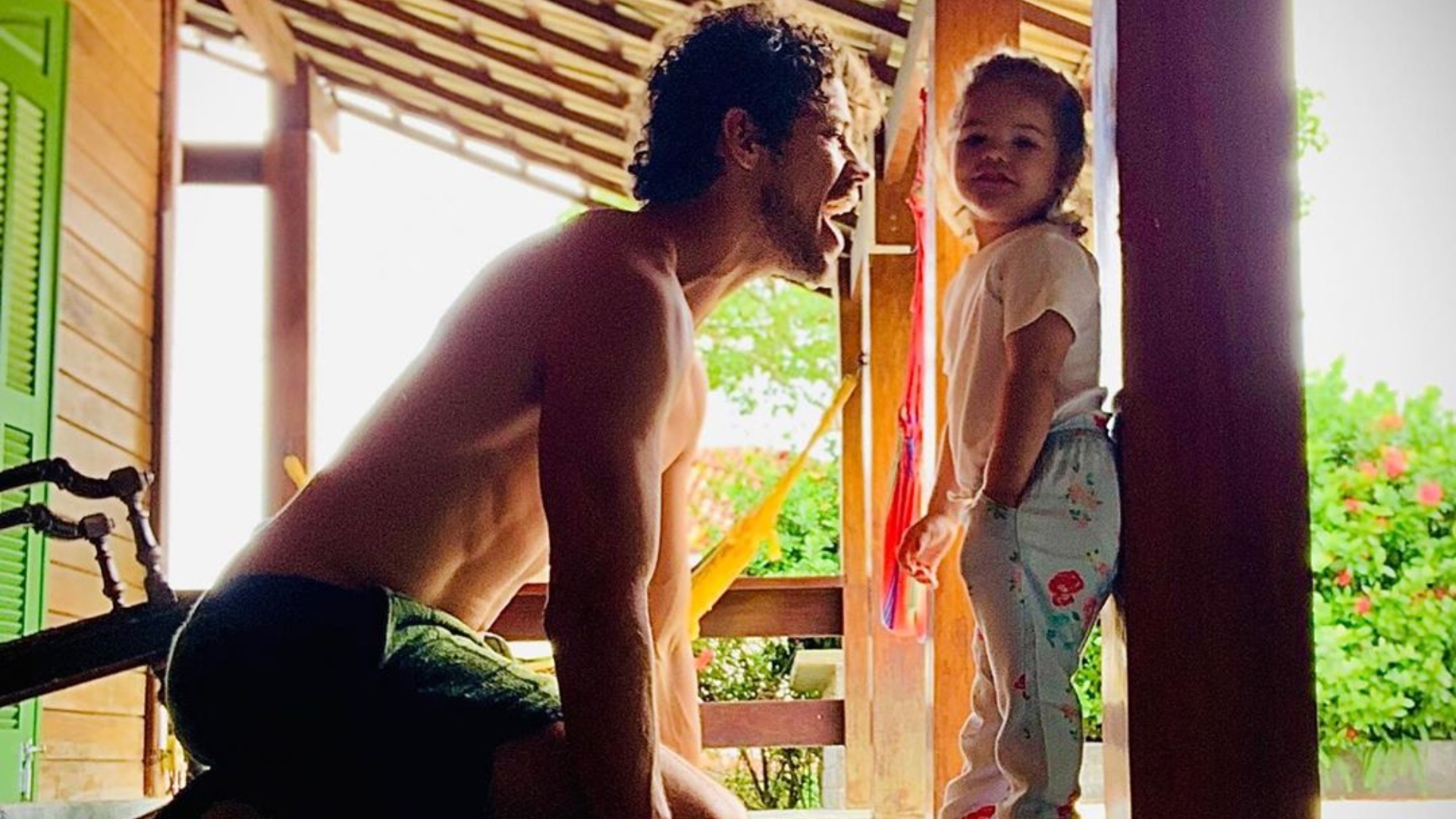 Paizão! José Loreto compartilha clique conceitual ao lado da filha e Bella surge lendo aos 2 anos