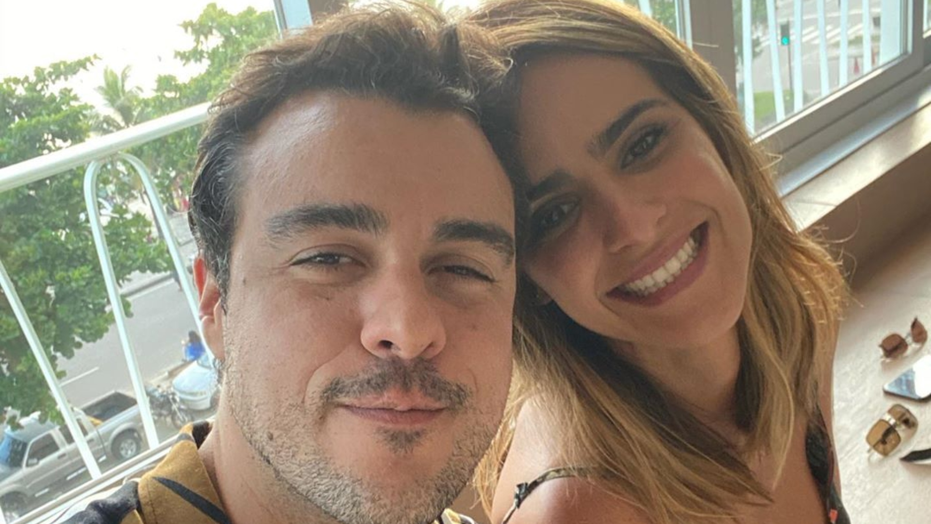 Ao lado da noiva, Joaquim Lopes usa máscara para cuidar da pele e dispara: “Dói pra po***”