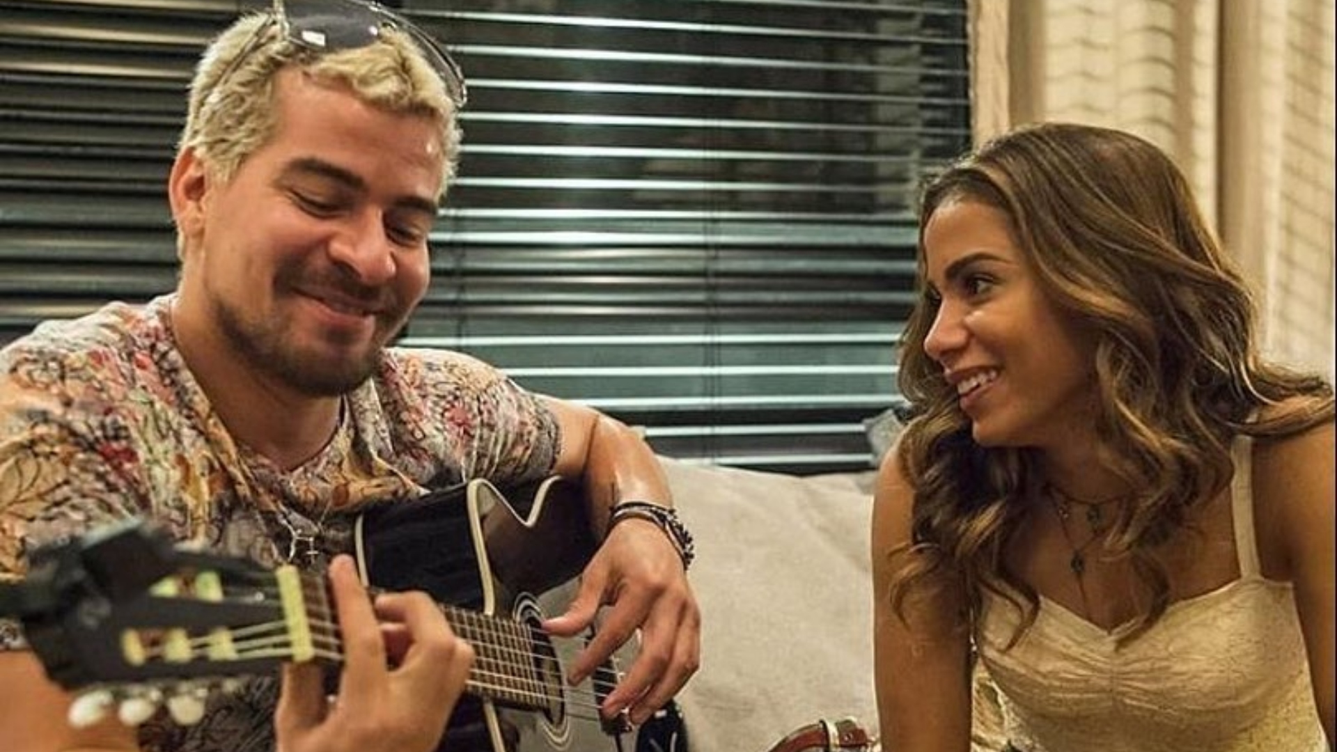 Thiago Martins relembra beijo técnico com Anitta em ‘Amor de Mãe’ e conta: “Foi tranquilo e respeitoso”