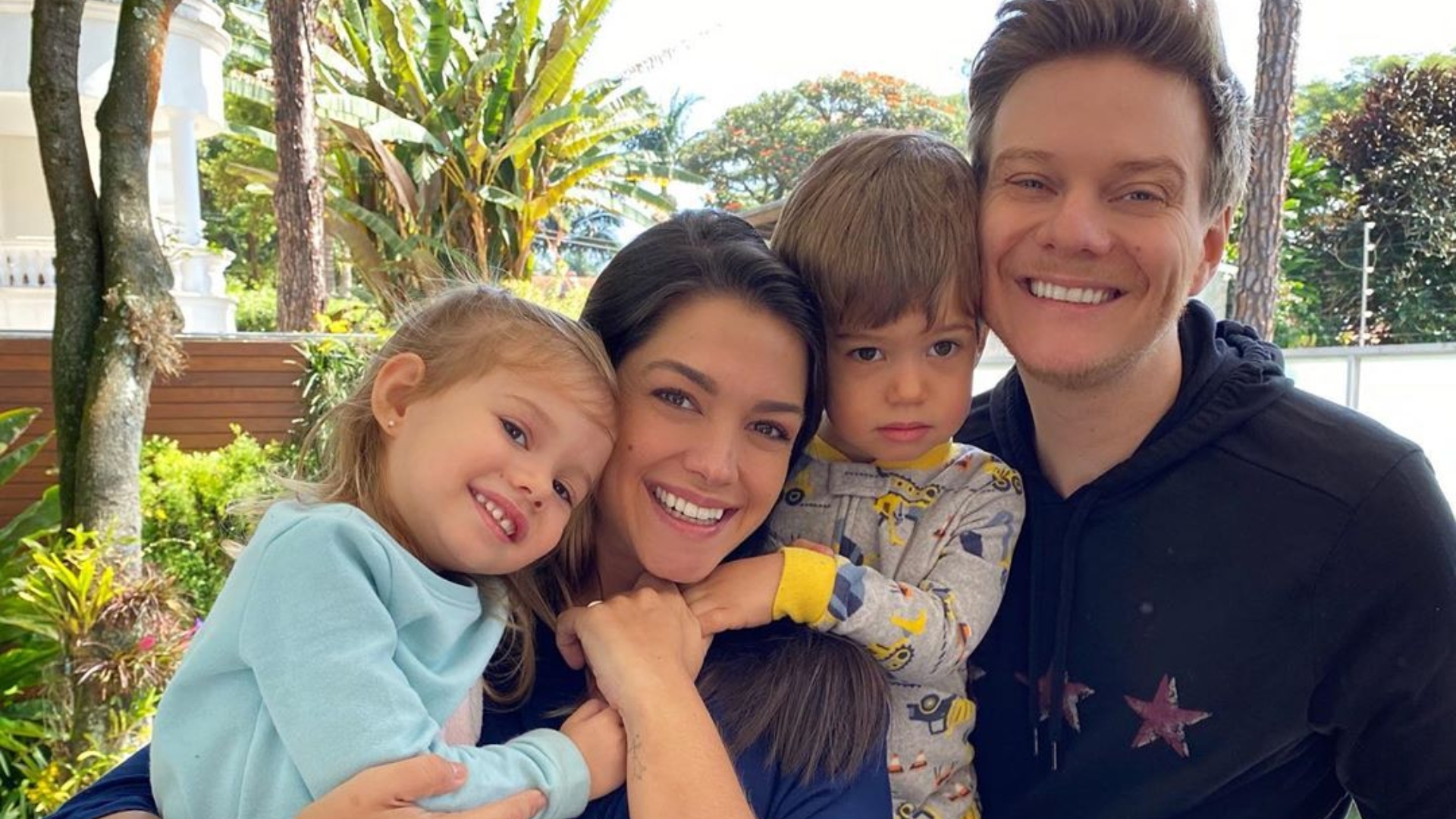 Thais Fersoza explode fofurômetro e compartilha lembrança de 2 anos atrás ao lado dos filhos: “Sem palavras pra essa foto”