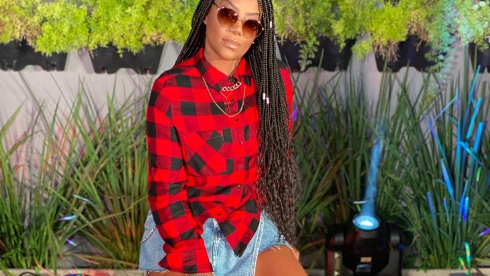 Durante transmissão ao vivo em seu aniversário, Ludmilla cai na piscina e vira meme na web