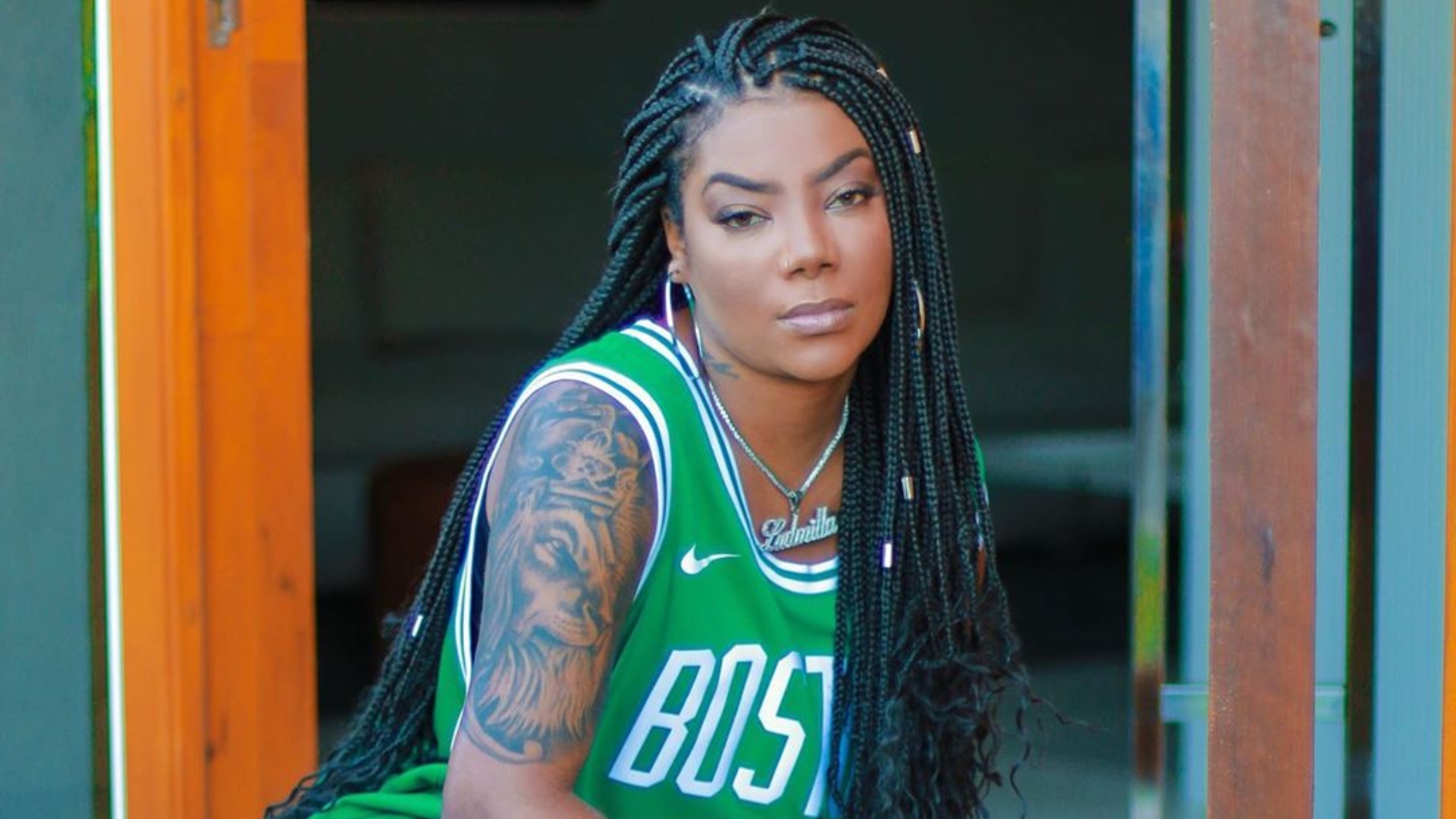 Após ser internada com infecção nos rins, Ludmilla recebe alta do hospital e continua tratamento em casa