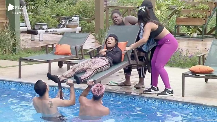 A Fazenda 12: Confinados recriam ‘meme do caixão’ com Lidi Lisboa na piscina