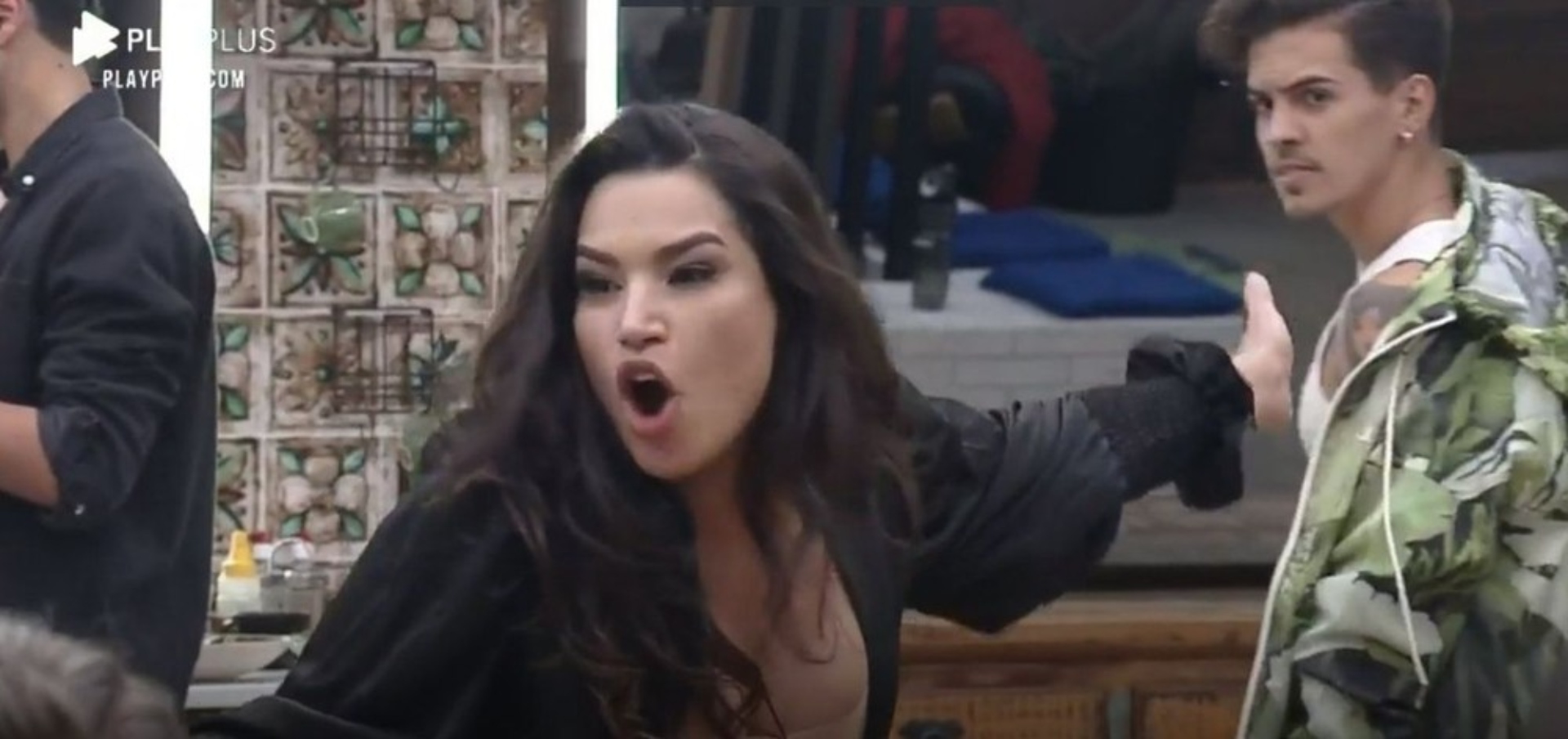 A Fazenda 12: Raissa se descontrola e joga água na cara de Biel após ir para a roça