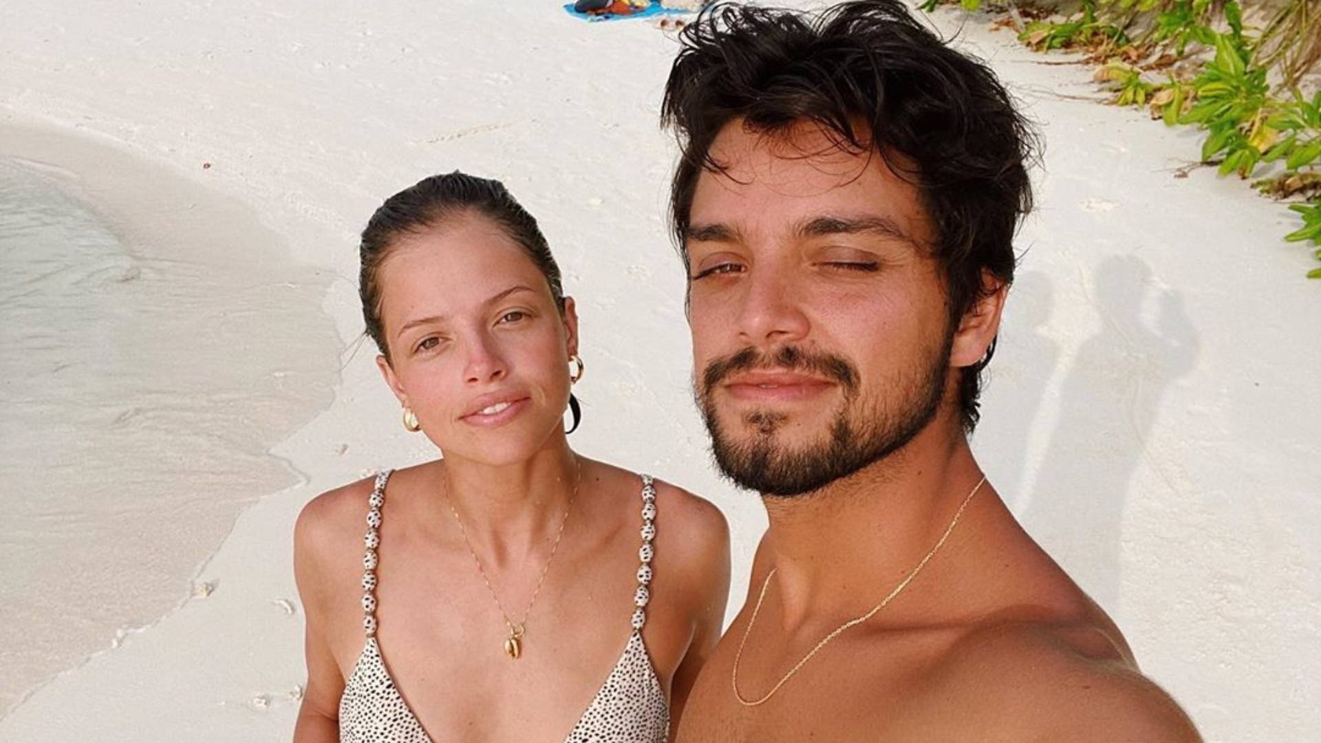 Ao lado de Rodrigo Simas, Agatha Moreira dispensa parte de cima do biquíni na hora de renovar seu bronze