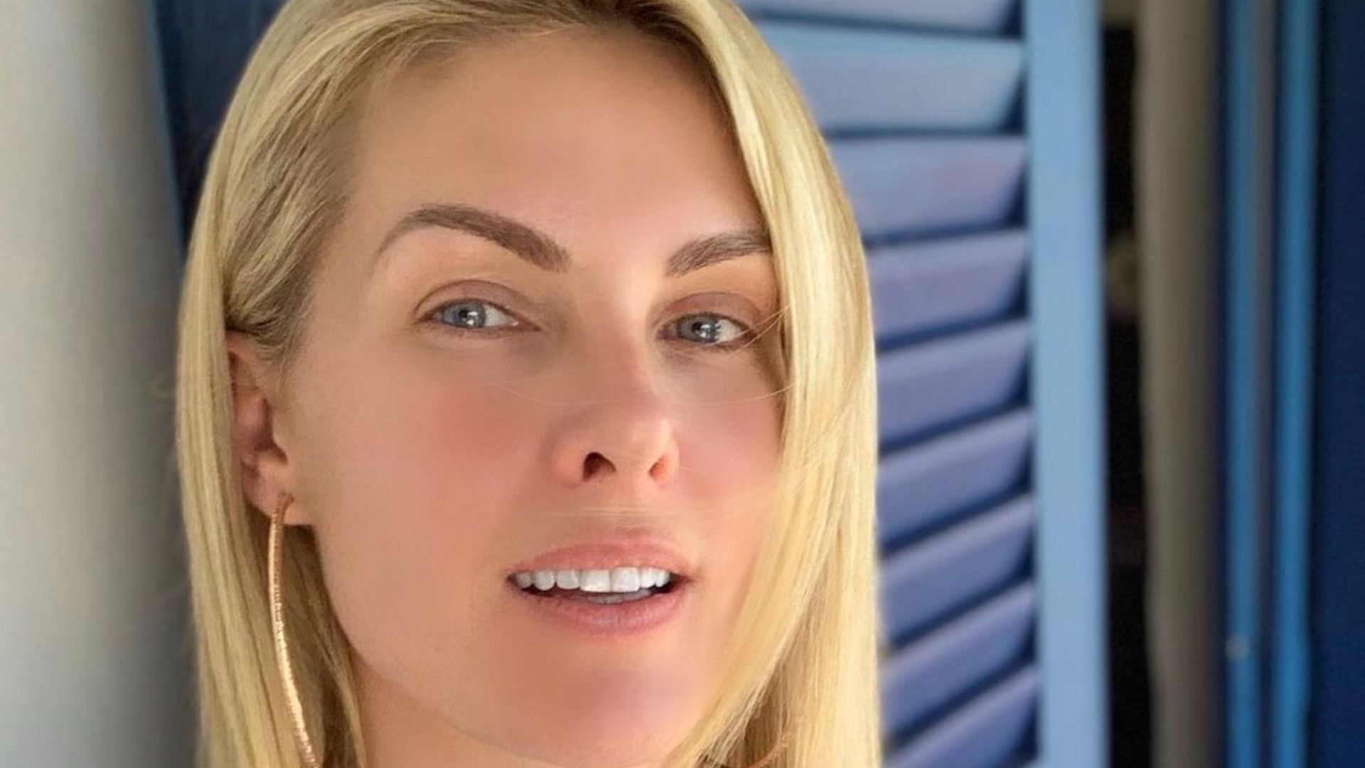 Ana Hickmann aposta em modelito ‘all black’ e dá conselho sobre moda
