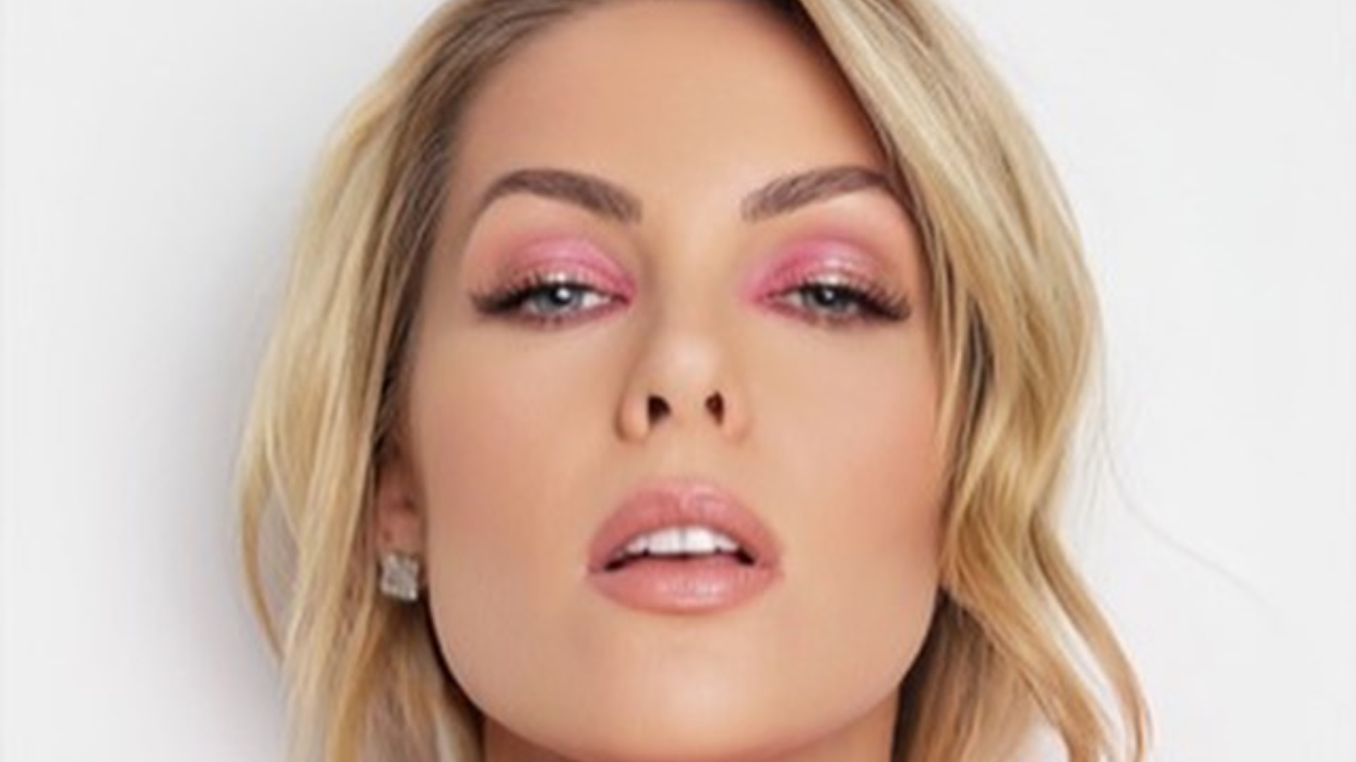 Ana Hickmann aposta em look de alfaiataria belíssimo no ‘Hoje em Dia’