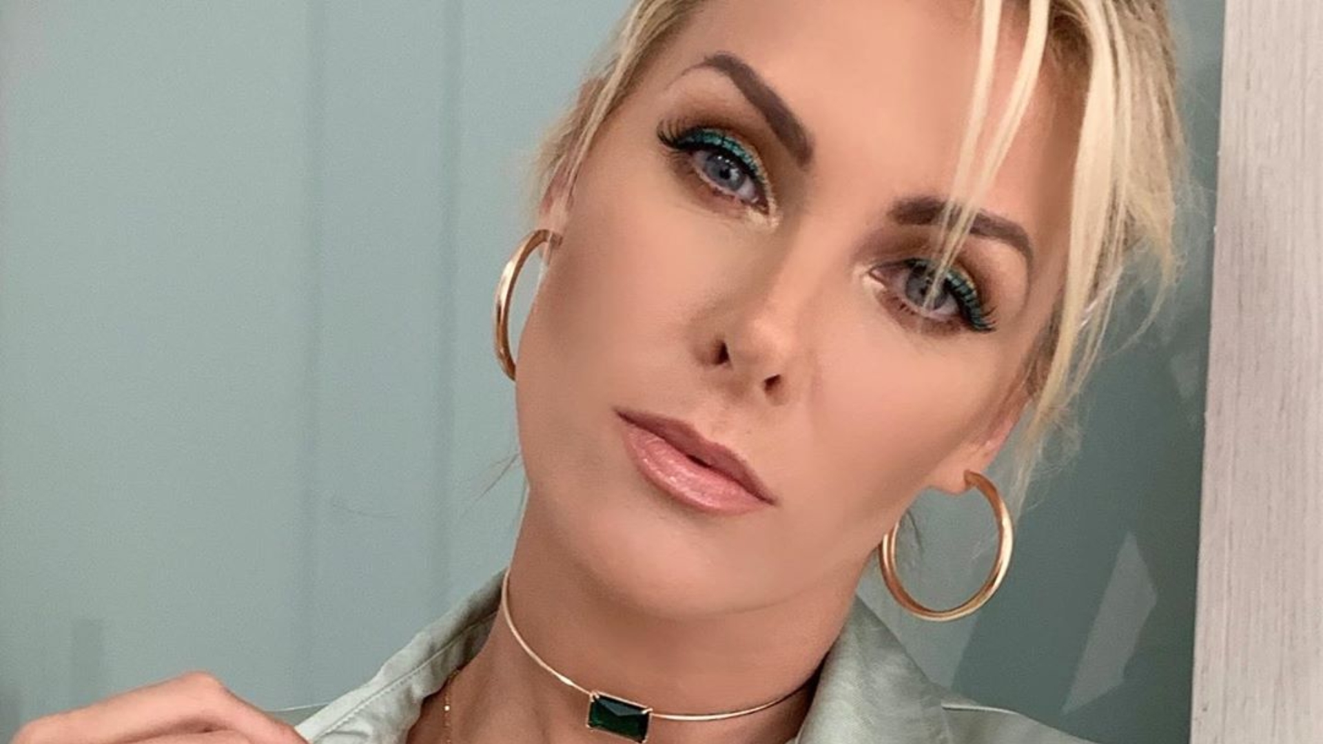 Pura riqueza! Ana Hickmann fica com rosto perfeito ao usar máscara feita de lama e partículas de ouro