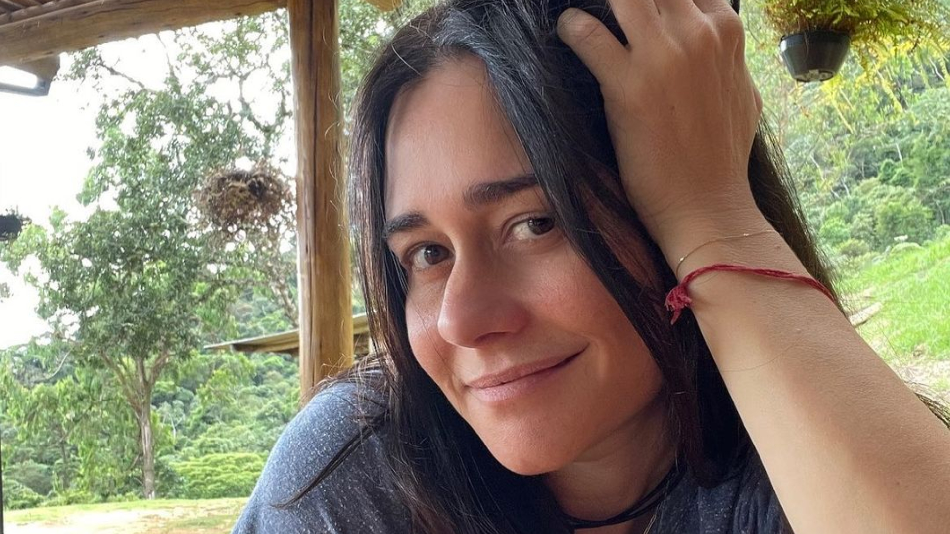 Aos 50 anos, Alessandra Negrini faz charme com roupas de academia