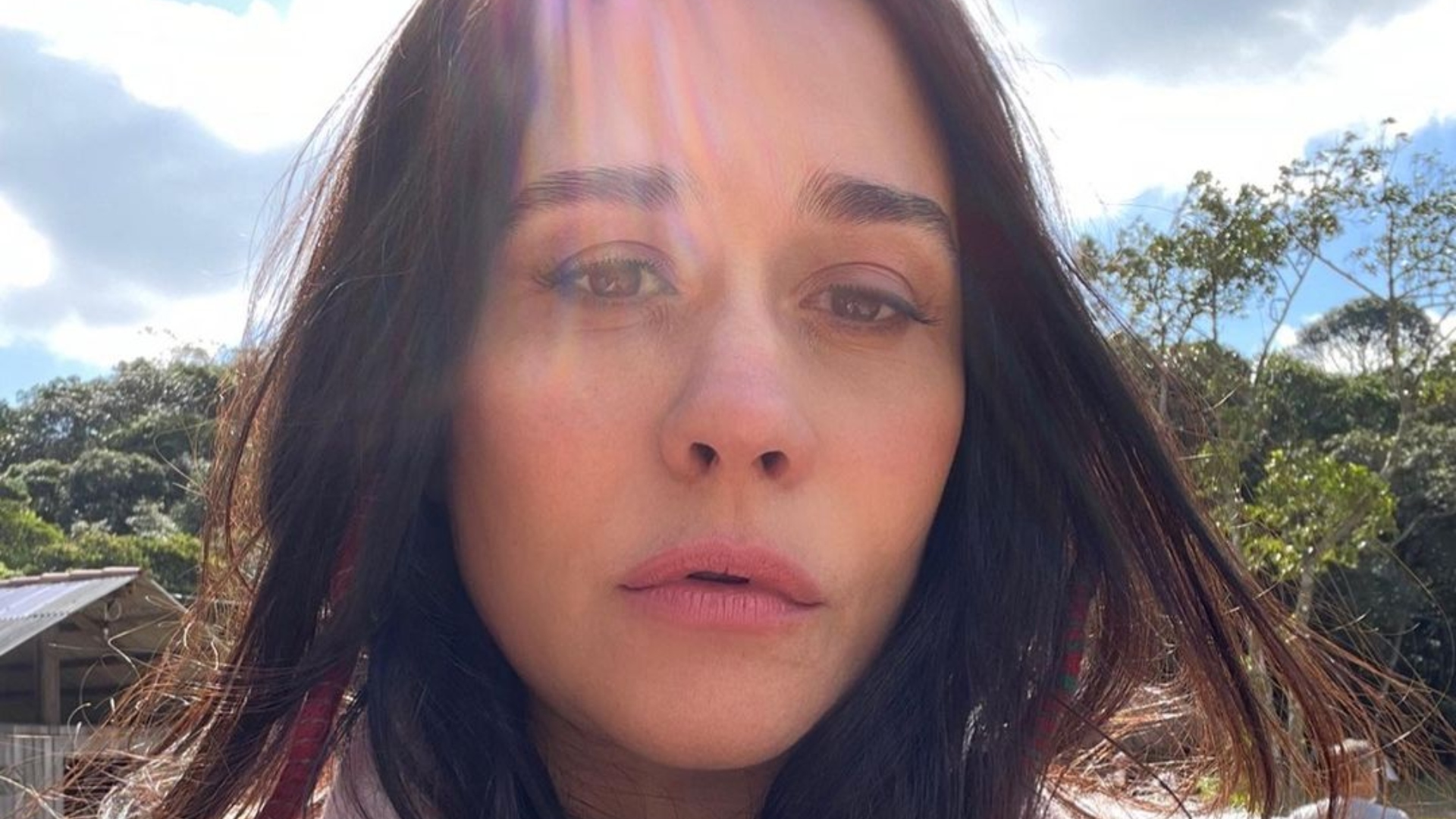 Alessandra Negrini sensualiza com pernas de fora aos 51 anos