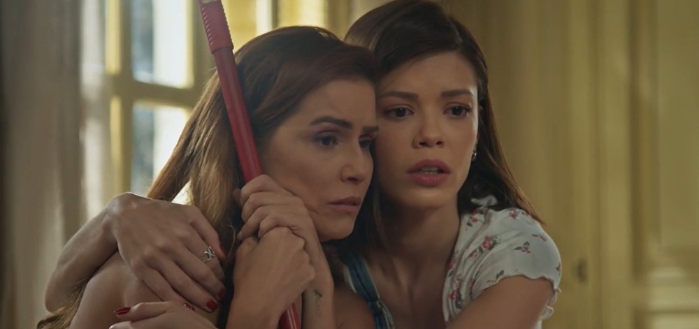 Salve-se Quem Puder: Alexia e Kyra protagonizam cena gay na cama e se assustam