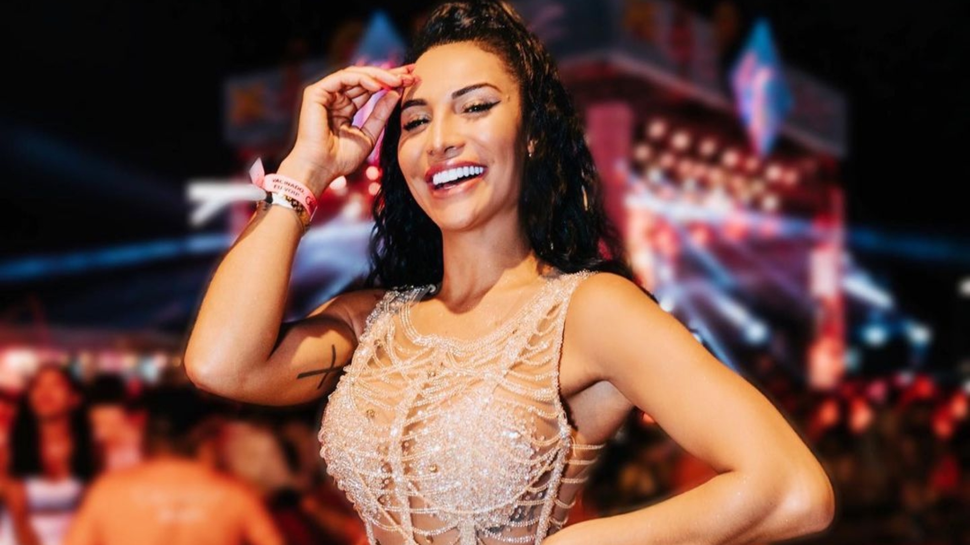 Aline Mineiro é flagrada dando beijão em morena misteriosa