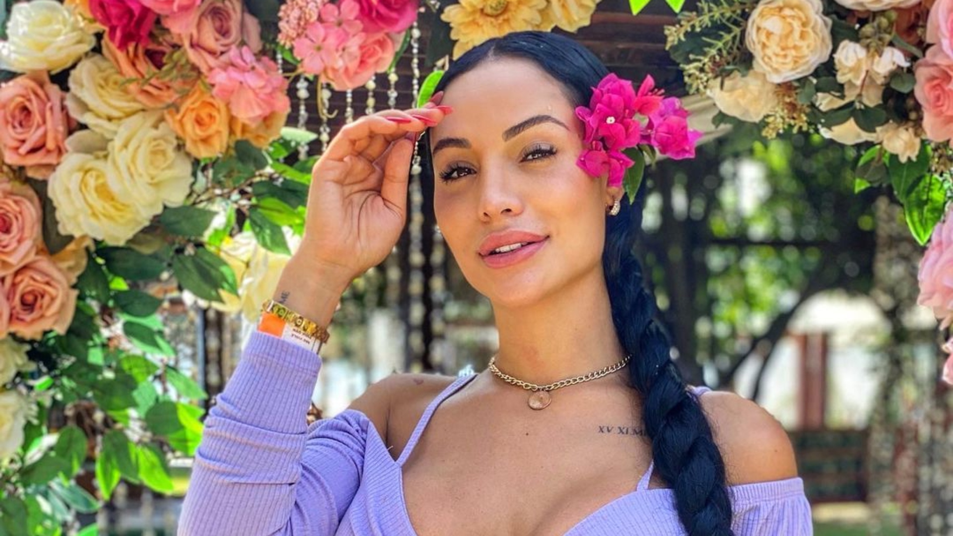 Aline Mineiro se pronuncia após beijão em morena assistido por Léo Lins