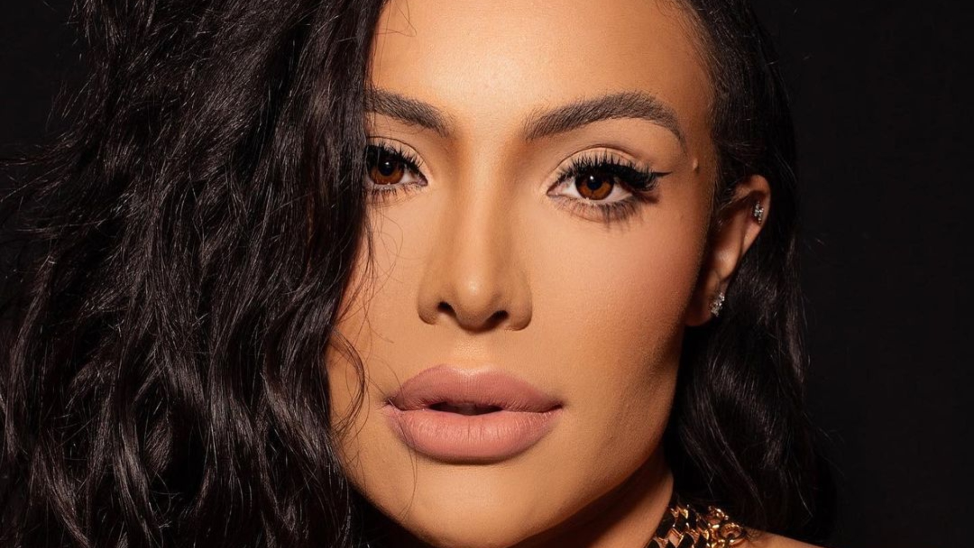 Aline Mineiro aposta em decote ousado e quase mostra demais