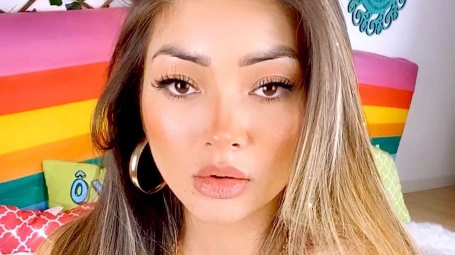 Influenciadora digital reconstrói hímen para leiloar sua virgindade na internet