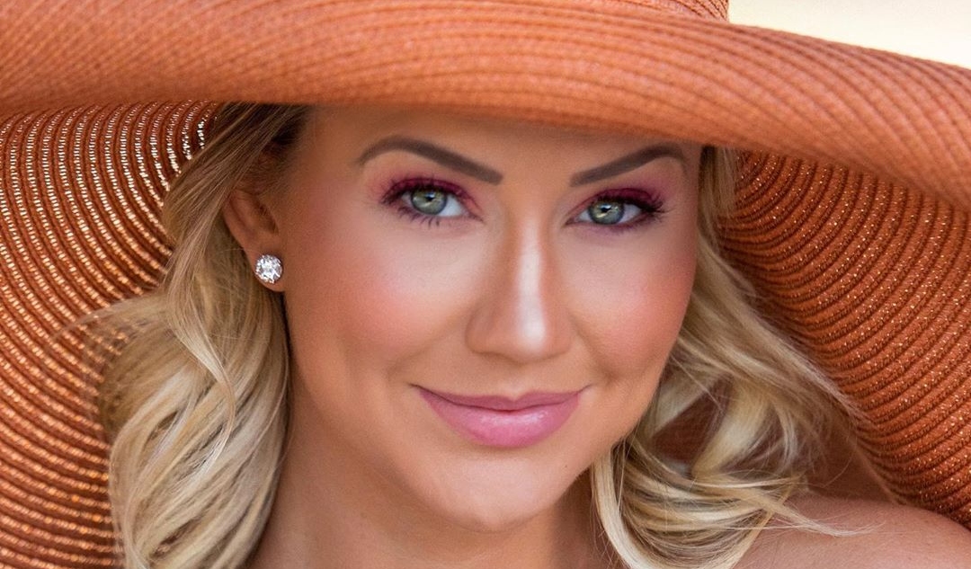 Ana Paula Siebert publica clique raro ao lado do pai e internauta alfineta: “Tem a idade do esposo”