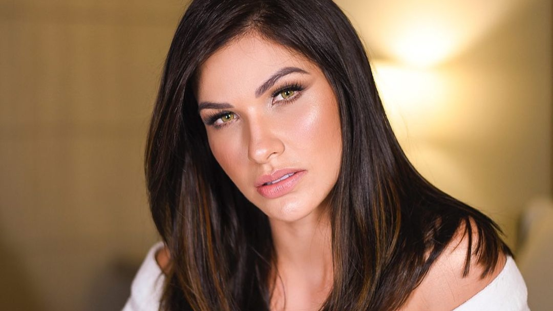 Andressa Suita aposta em shorts com detalhes floridos