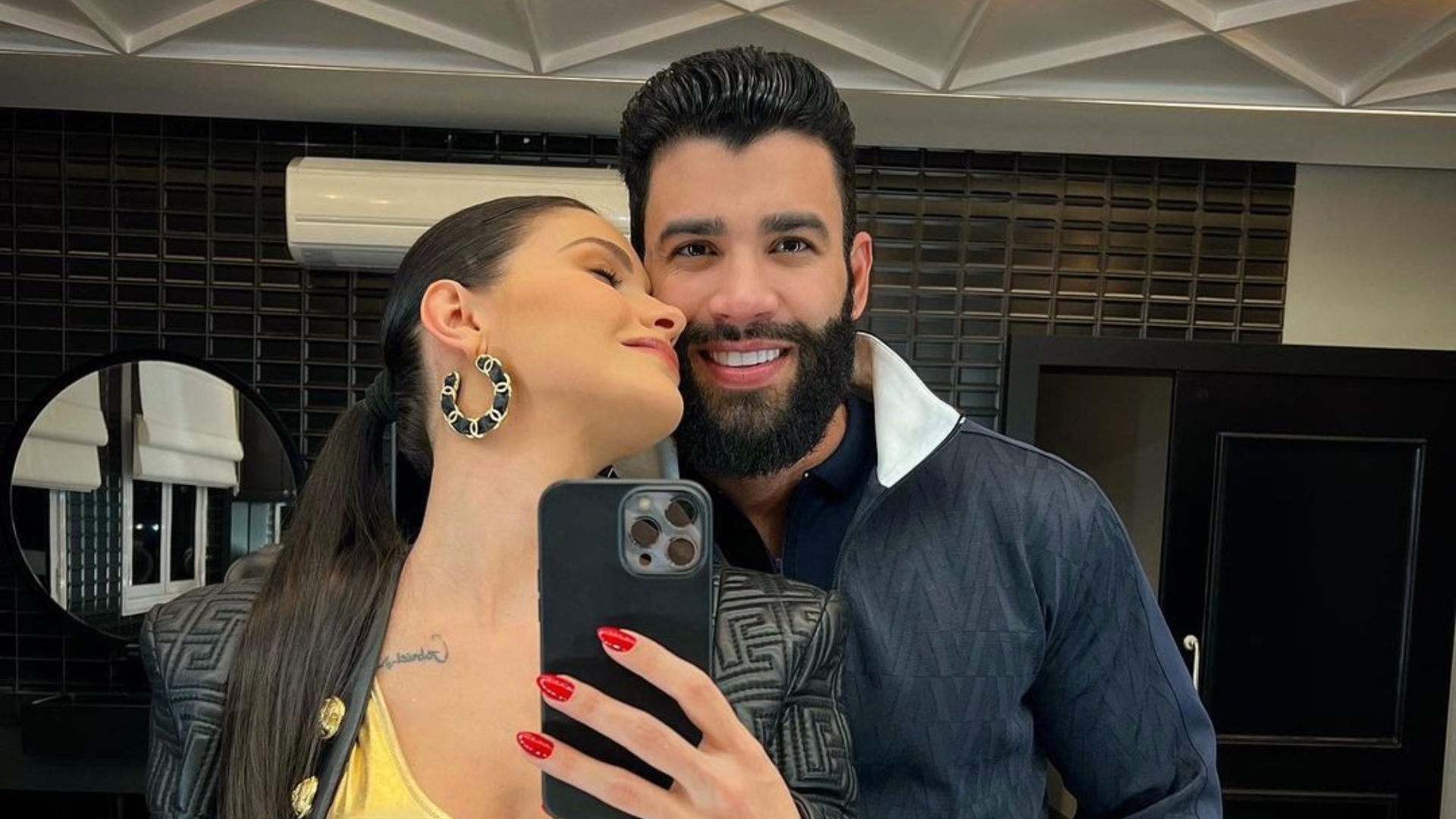 Andressa Suita radicaliza visual, sobe no palco e ganha declaração de amor de Gusttavo Lima