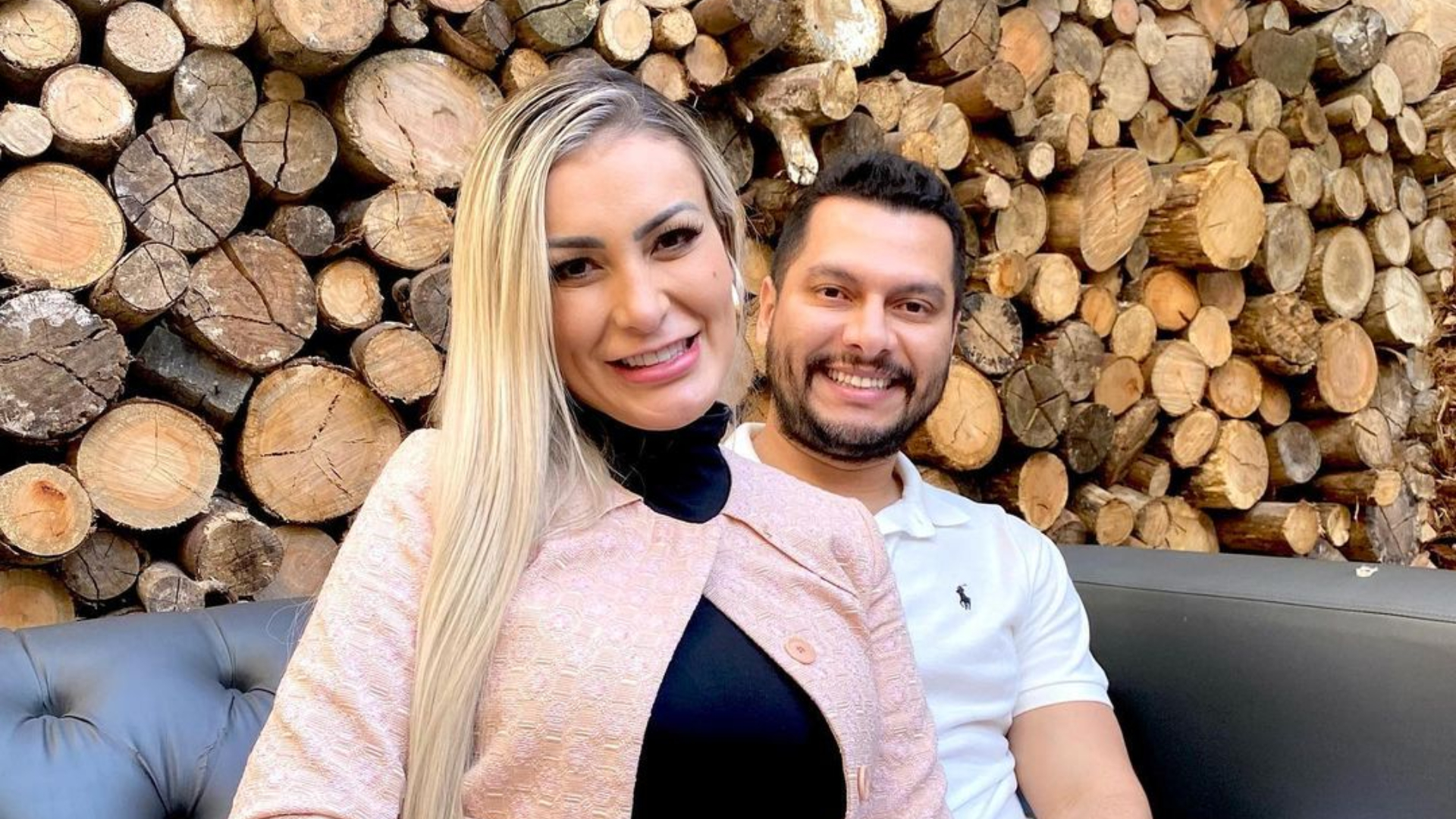Andressa Urach usa colar com o nome do esposo avaliado em R$ 20 mil na final do Miss Bumbum