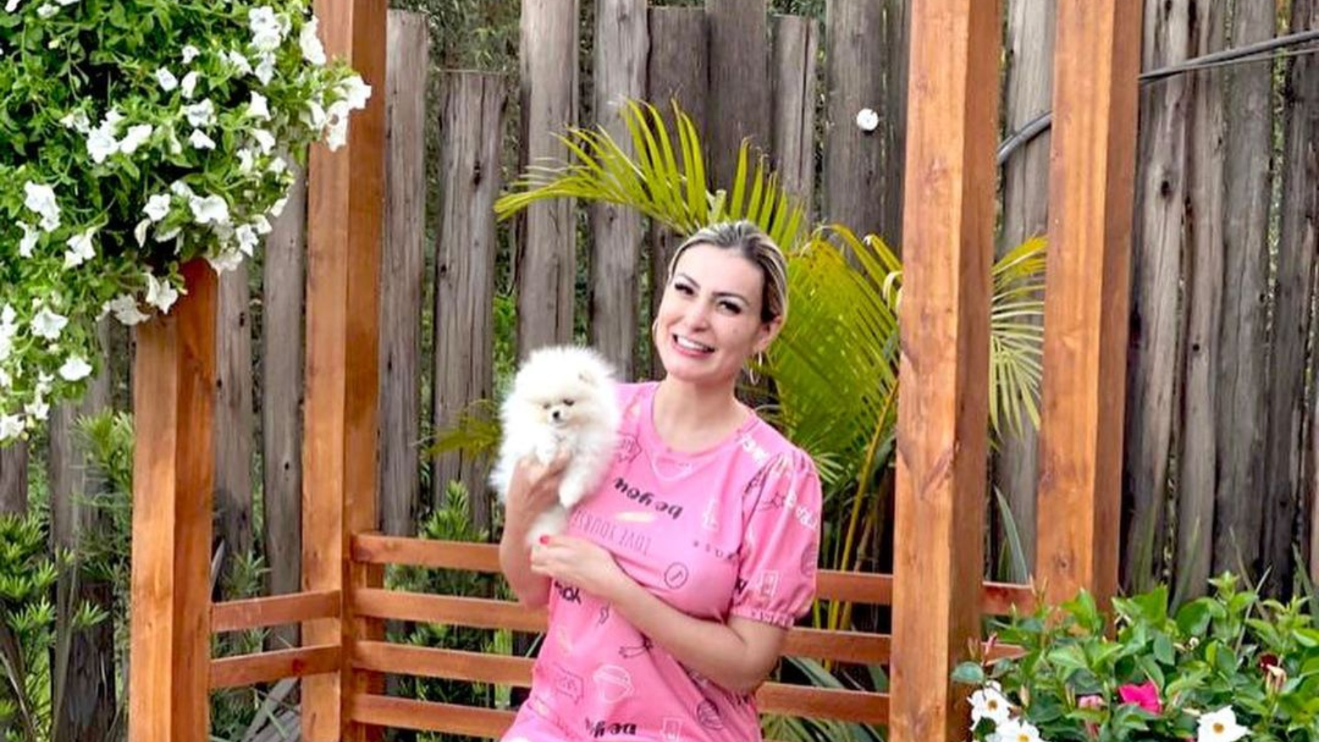 Após polêmicas, Andressa Urach confirma sua volta para a Igreja