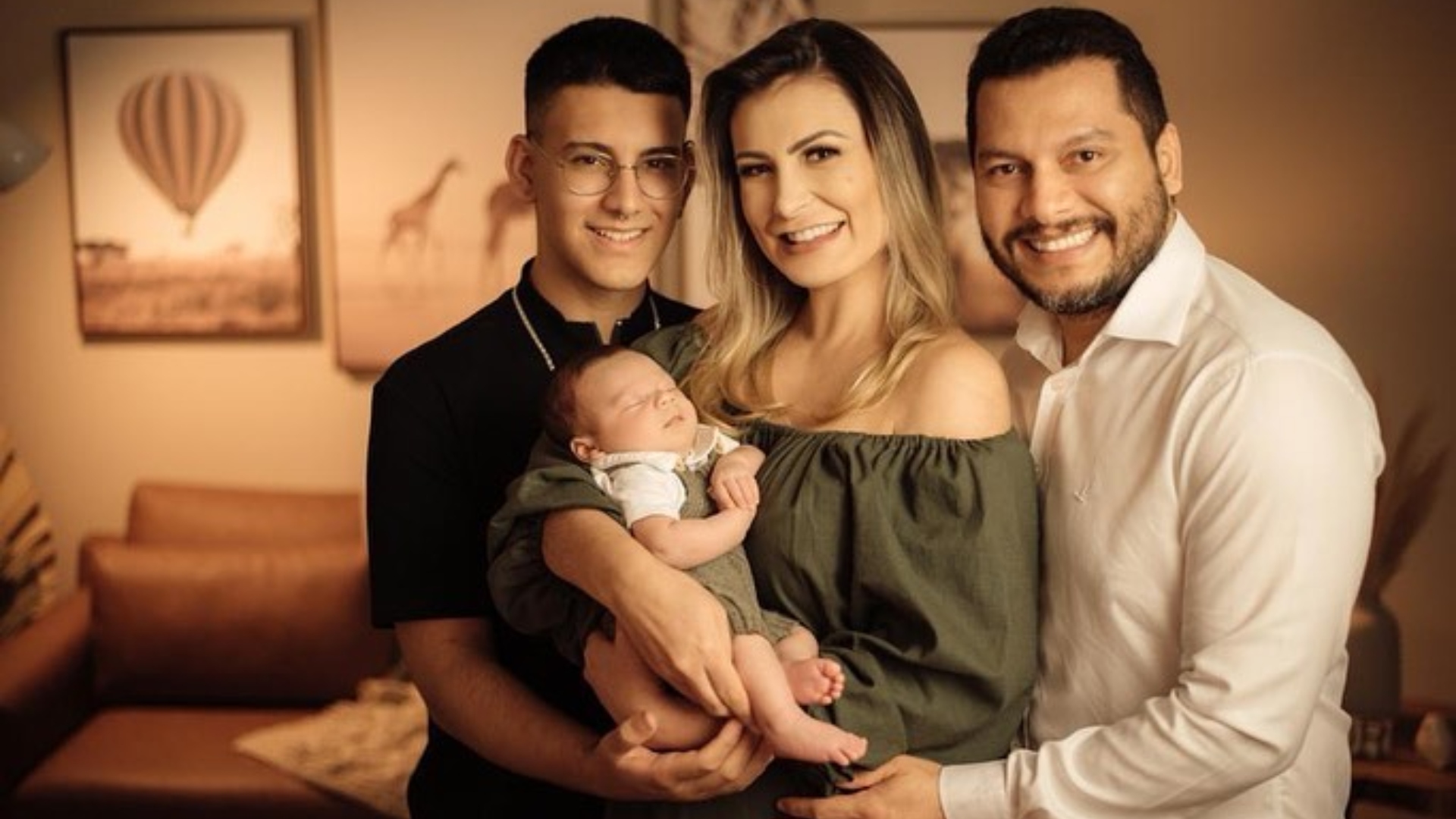 Filho de Andressa Urach desabafa após brigas com a mãe: “Quase morri com a fé fanática dela”