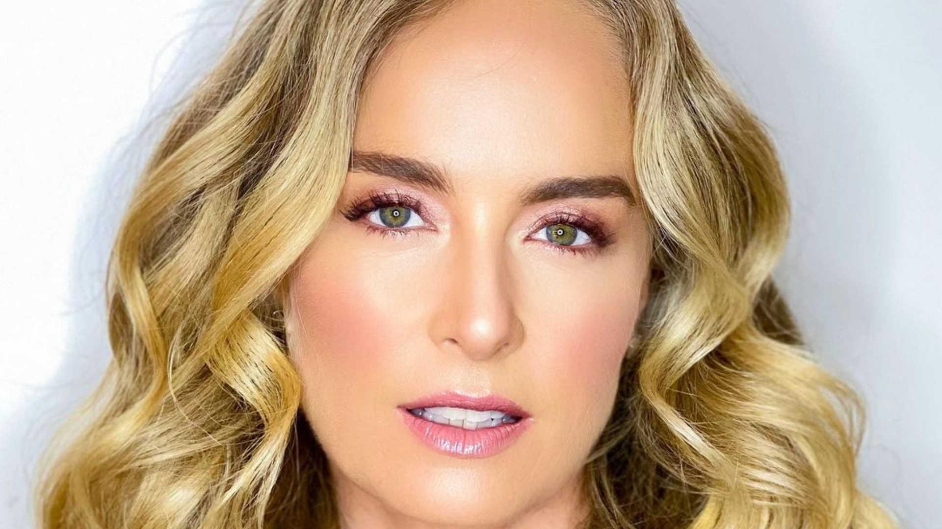 Angélica aposta em vestido justíssimo para evento internacional