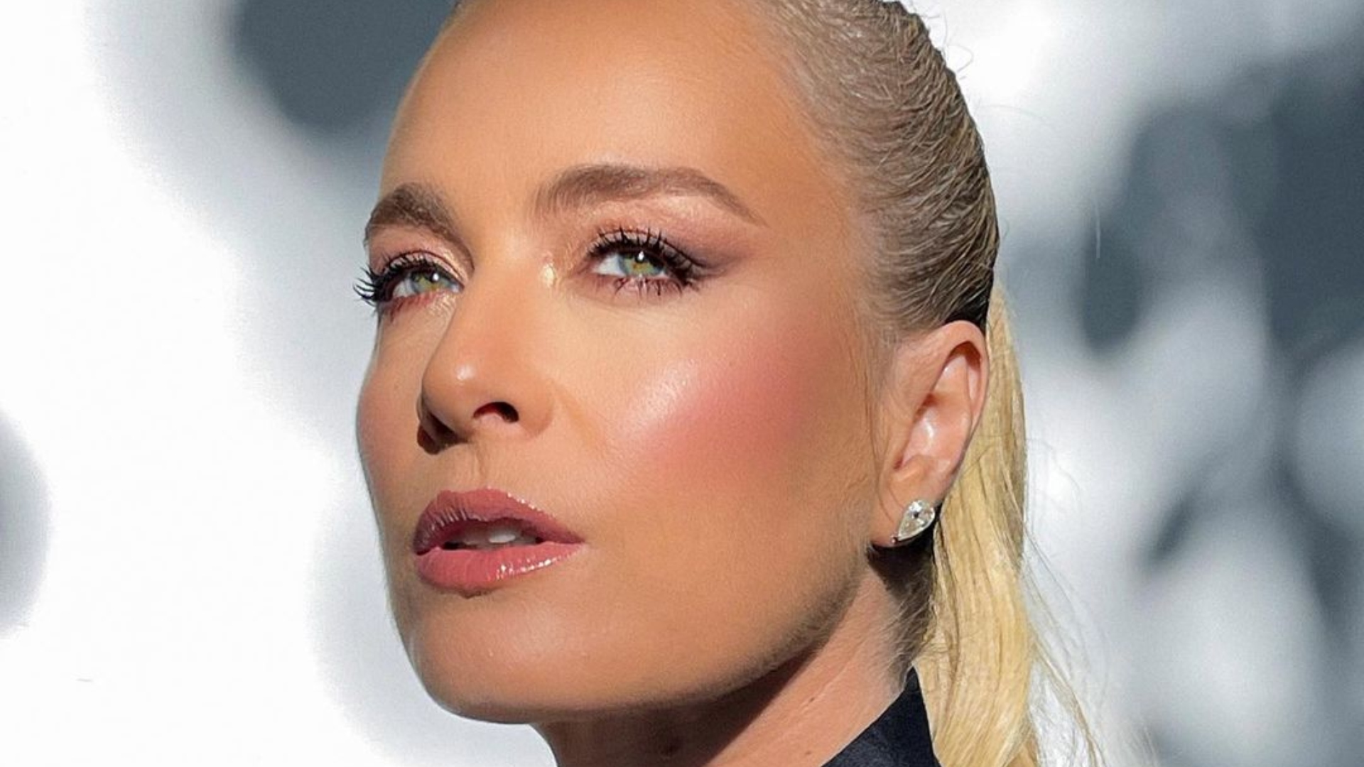 Angélica aposta em modelito coladíssimo avaliado em R$ 18 mil