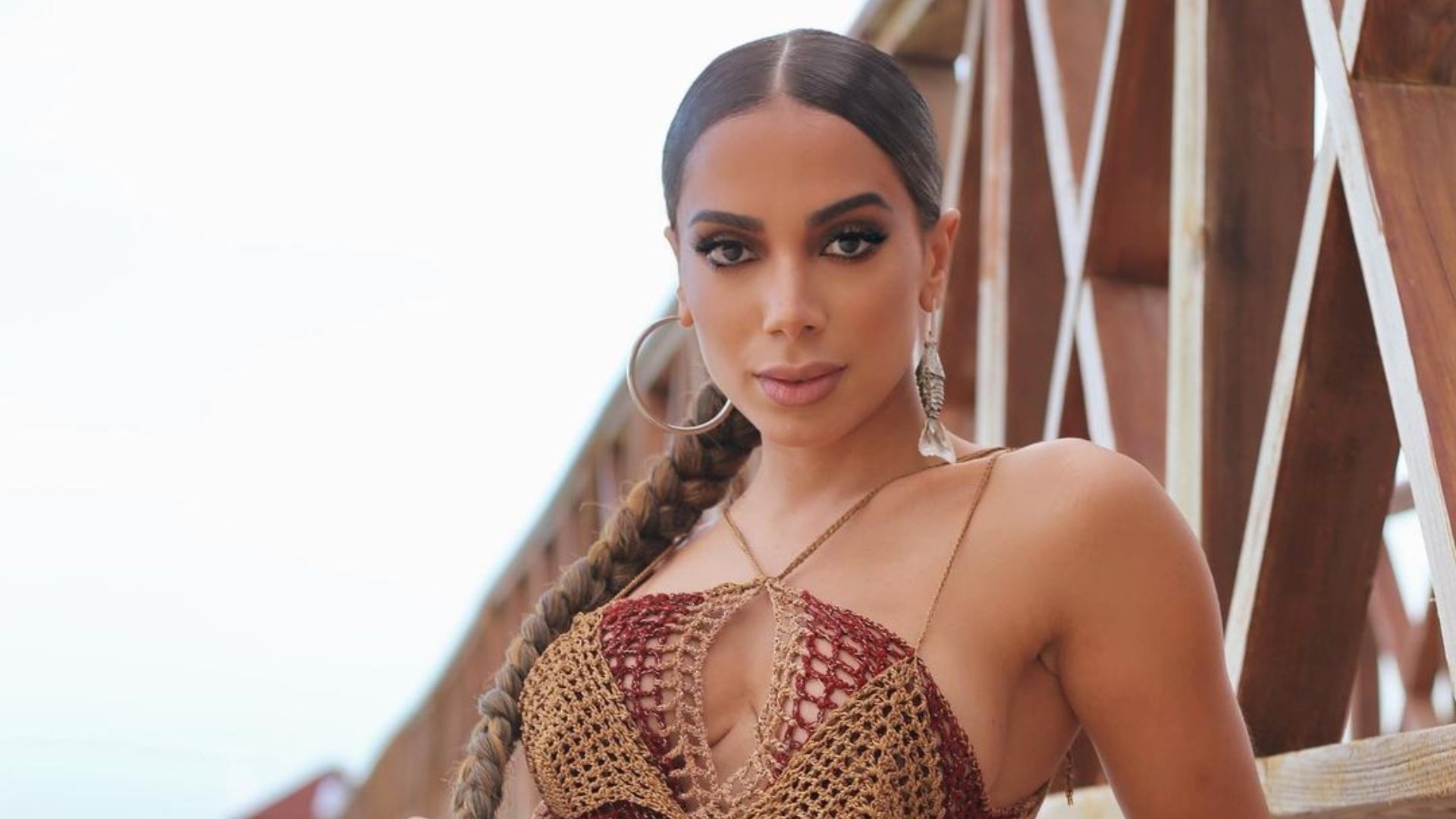 De biquíni, Anitta exibe marquinha poderosa em viagem internacional