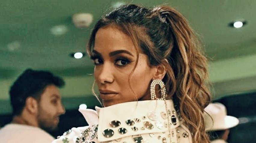 Anitta leva web à loucura ao declarar sobre solteirice: ”Ninguém do meu nível disponível”
