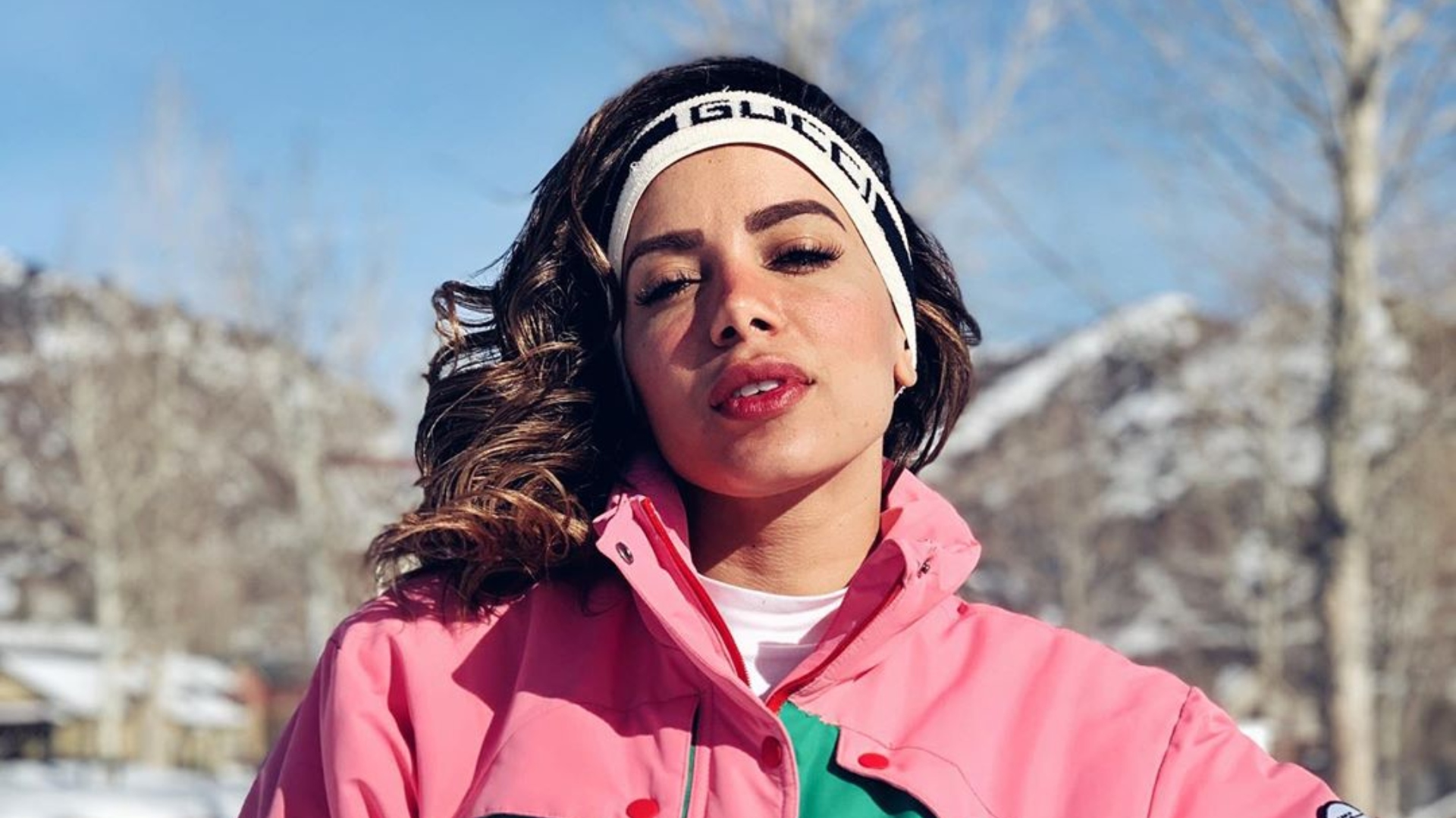 Anitta reclama de vida amorosa e apela para aplicativo de relacionamento