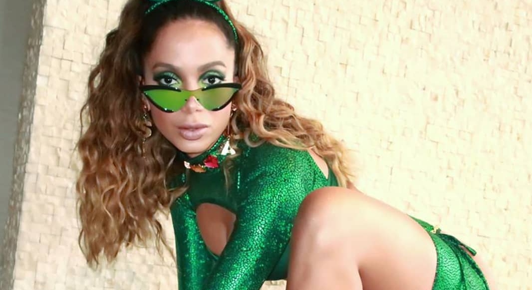 Seguidora afirma que Anitta tem o ‘bumbum flácido’ e cantora rebate: “O seu tá duro?”