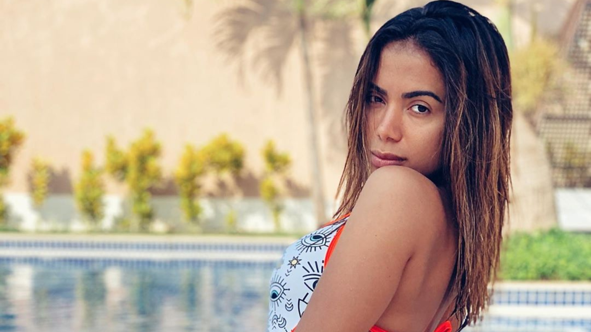 Após ser diagnosticada com trombose, Anitta recebe alta do hospital: “Estou livre, galera”