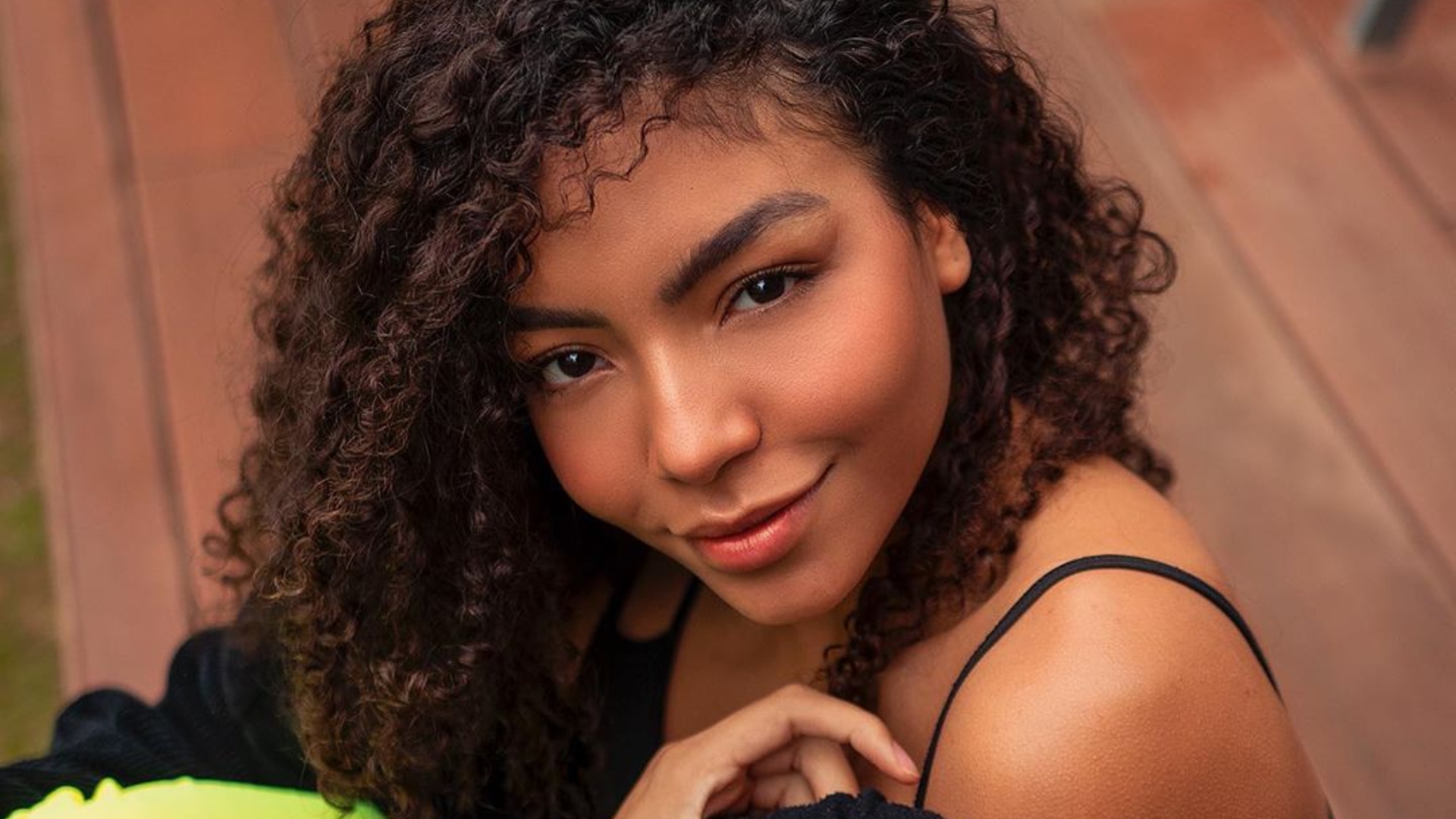 É estilo que você quer? Any Gabrielly ensina a usar os penteados tendência das passarelas